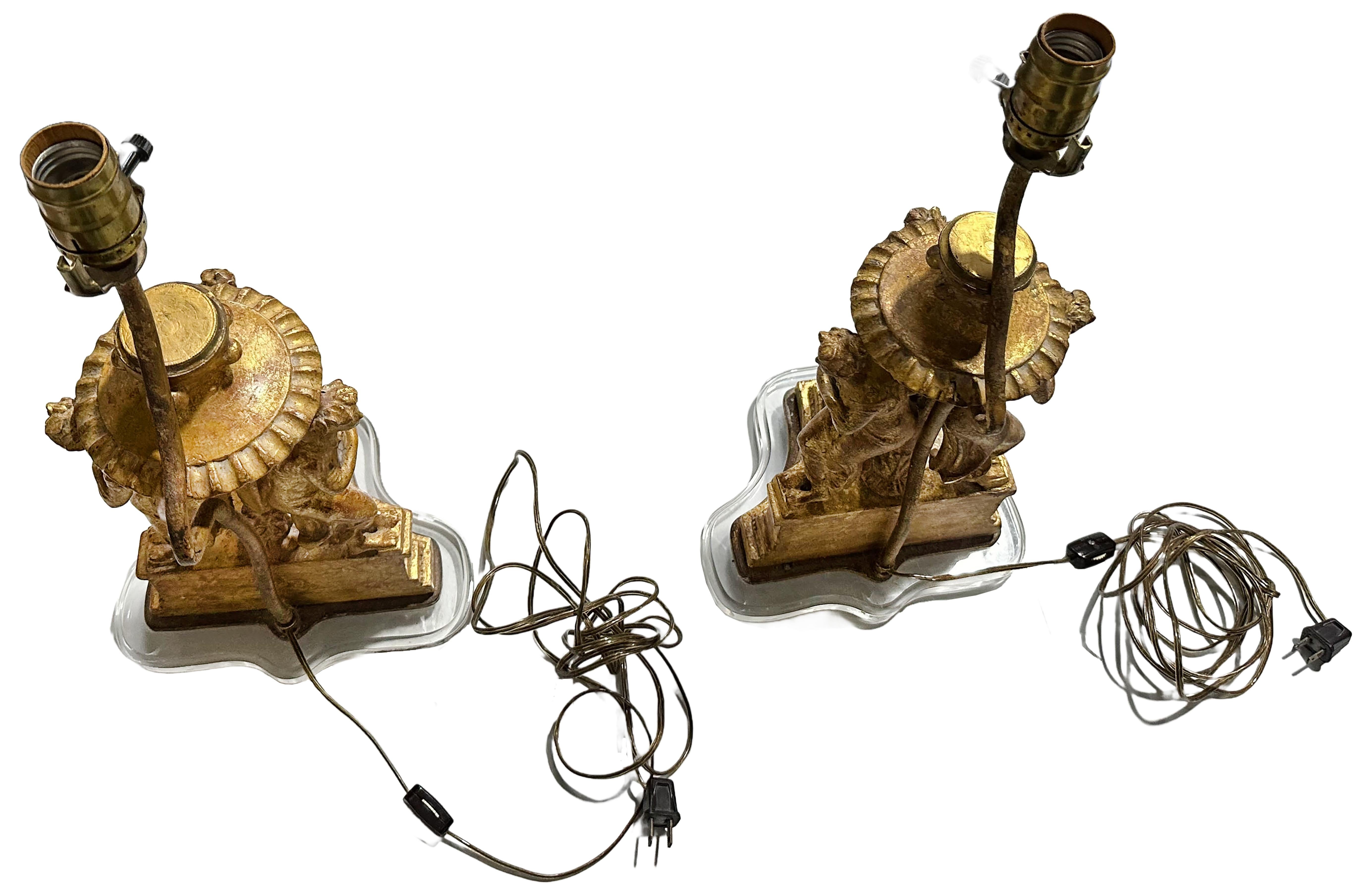 Laiton Lampes du XVIIIe siècle en bois doré sculpté sur base acrylique représentant la danse des Muses en vente