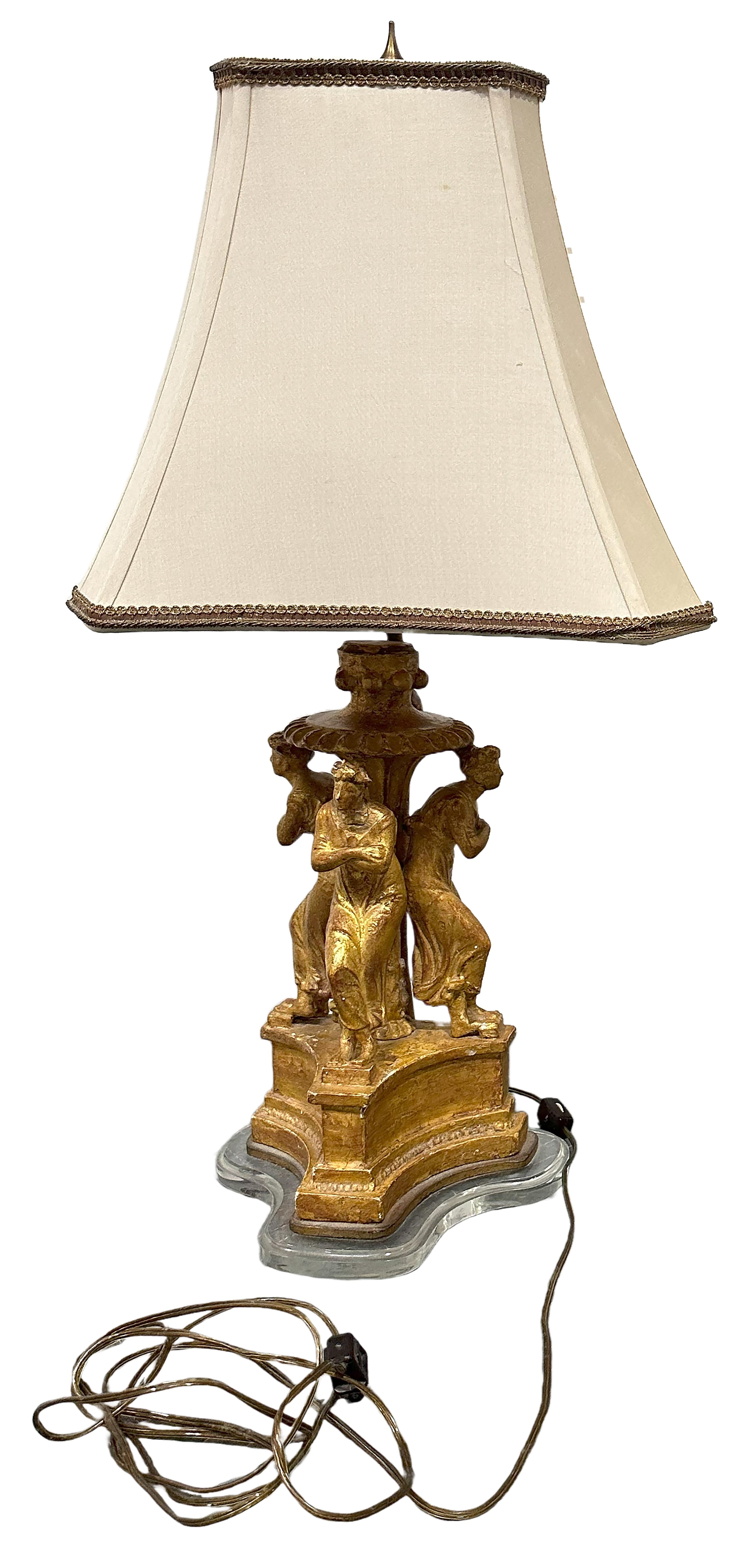 Lampes du XVIIIe siècle en bois doré sculpté sur base acrylique représentant la danse des Muses en vente 1