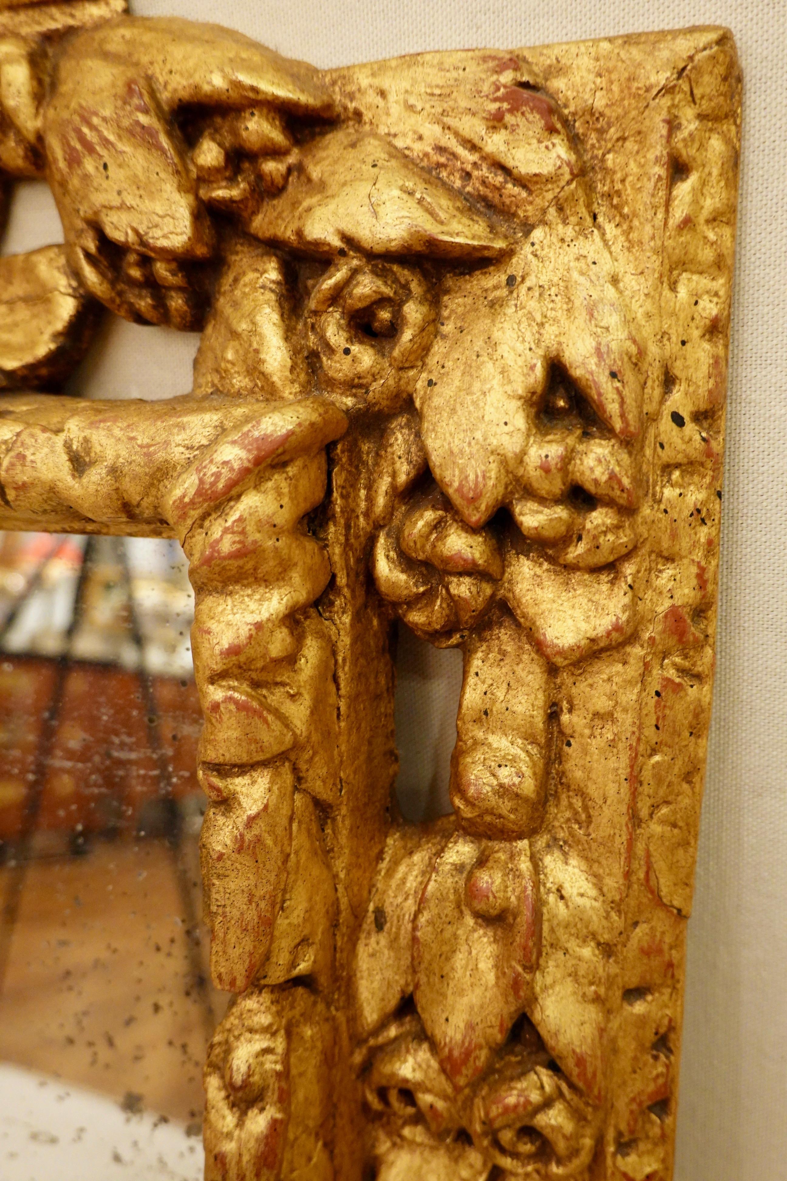 Espejo de madera dorada tallada del siglo XVIII con águila, rosas y hojas en venta 6
