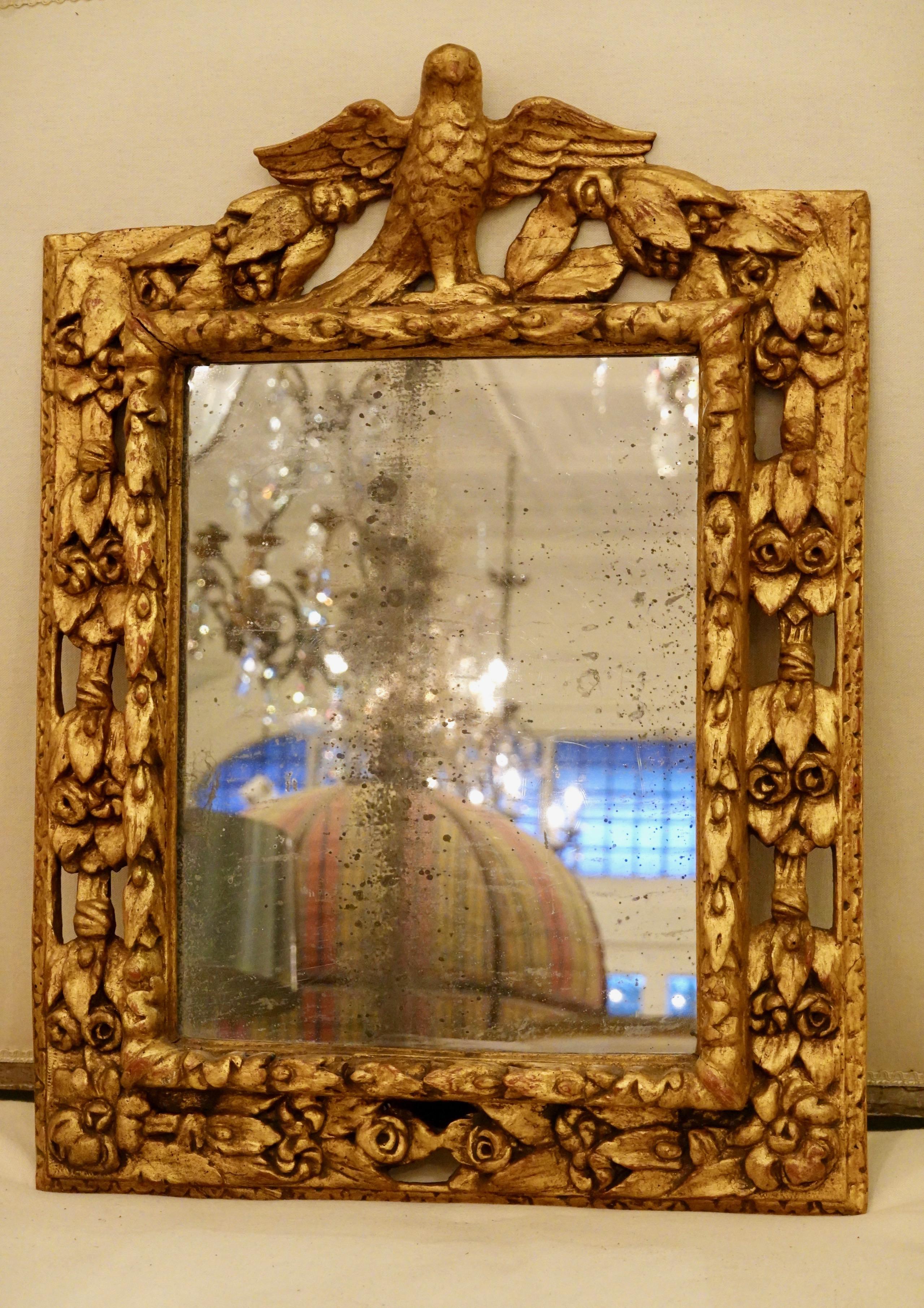 italienischer Vergoldungsspiegel aus dem 18. Jahrhundert mit handgeschnitztem Adler, Rosen, Blättern und anderen Details. Die Schnitzerei um den äußeren Umfang des Spiegels, um wirklich die Details hervorzuheben. Scheint originales Quecksilberglas