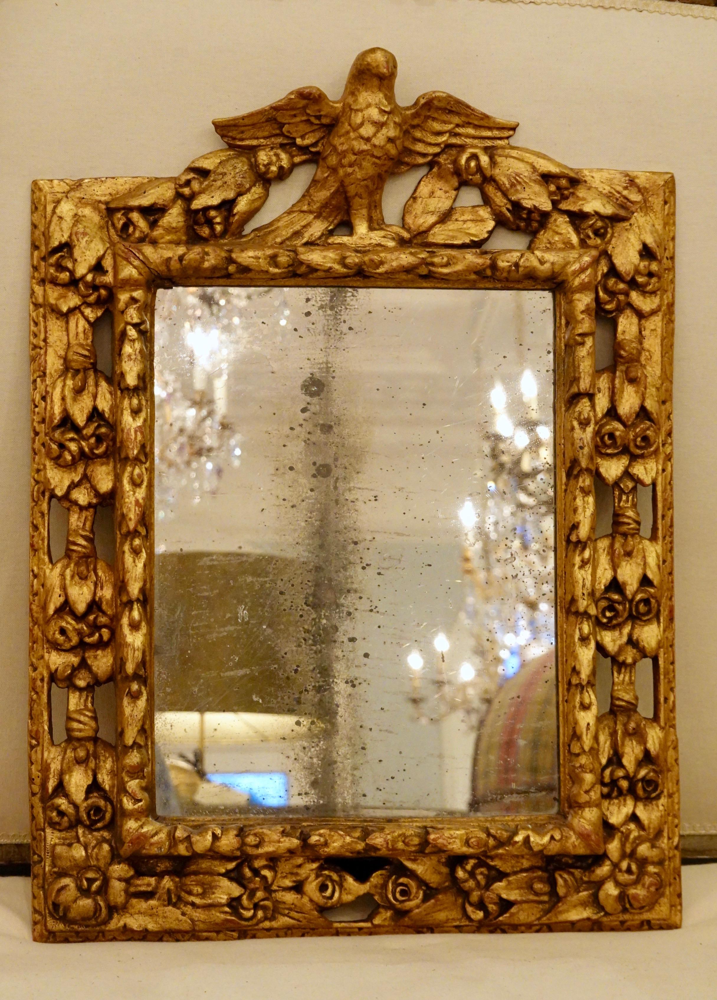 Spiegel aus geschnitztem vergoldetem Holz mit Adler:: Rosen und Blättern aus dem 18. Jahrhundert (Barock) im Angebot