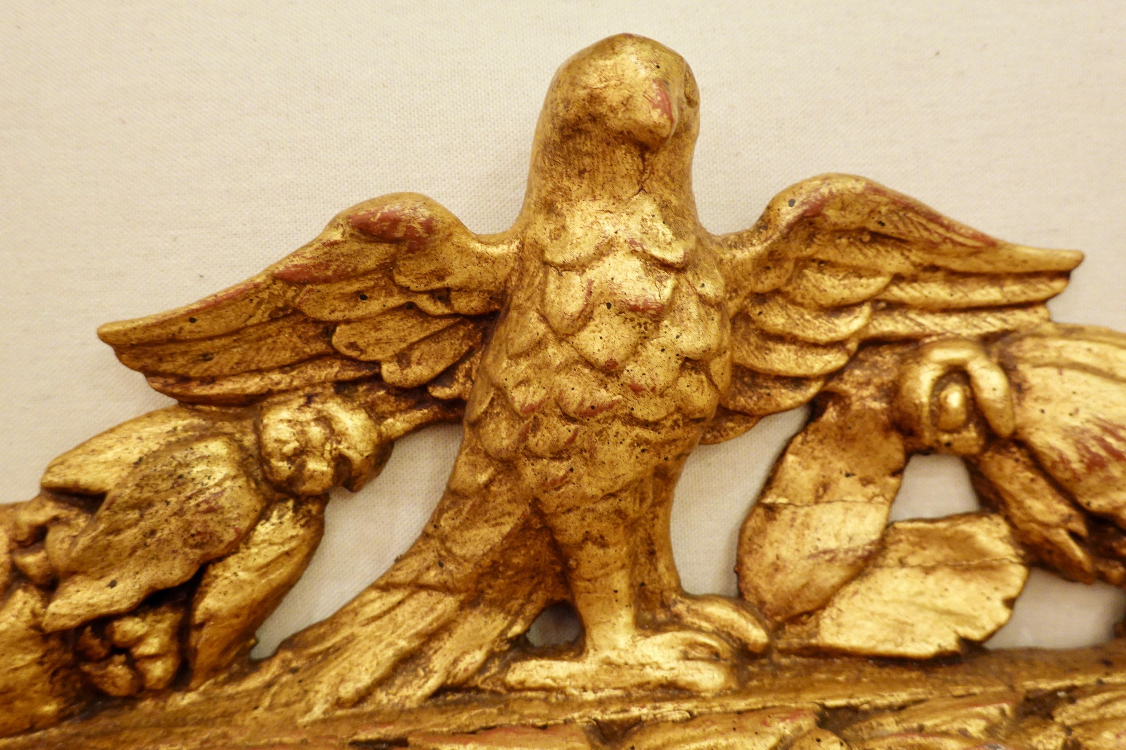 Spiegel aus geschnitztem vergoldetem Holz mit Adler:: Rosen und Blättern aus dem 18. Jahrhundert im Angebot 1