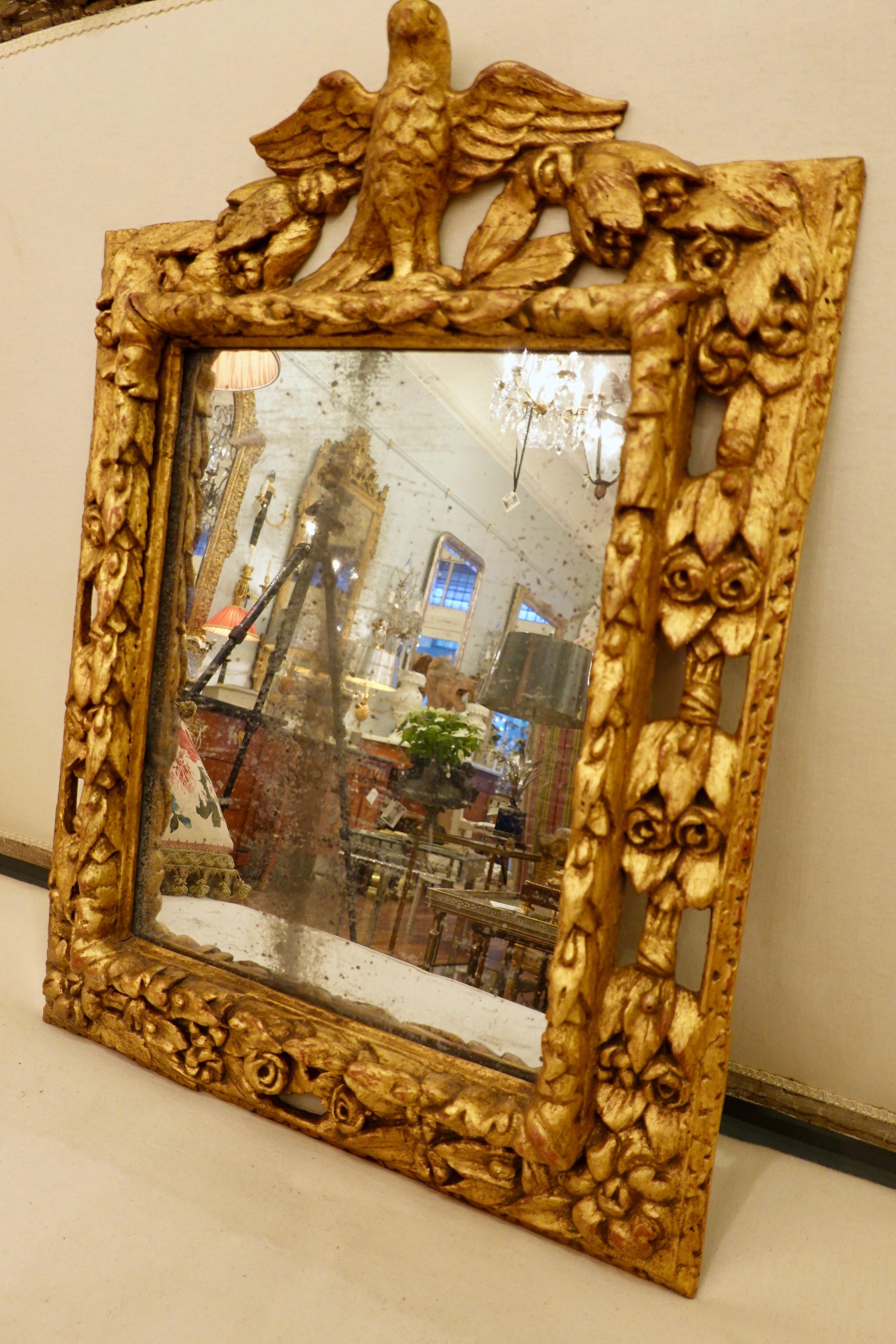 Spiegel aus geschnitztem vergoldetem Holz mit Adler:: Rosen und Blättern aus dem 18. Jahrhundert im Angebot 3
