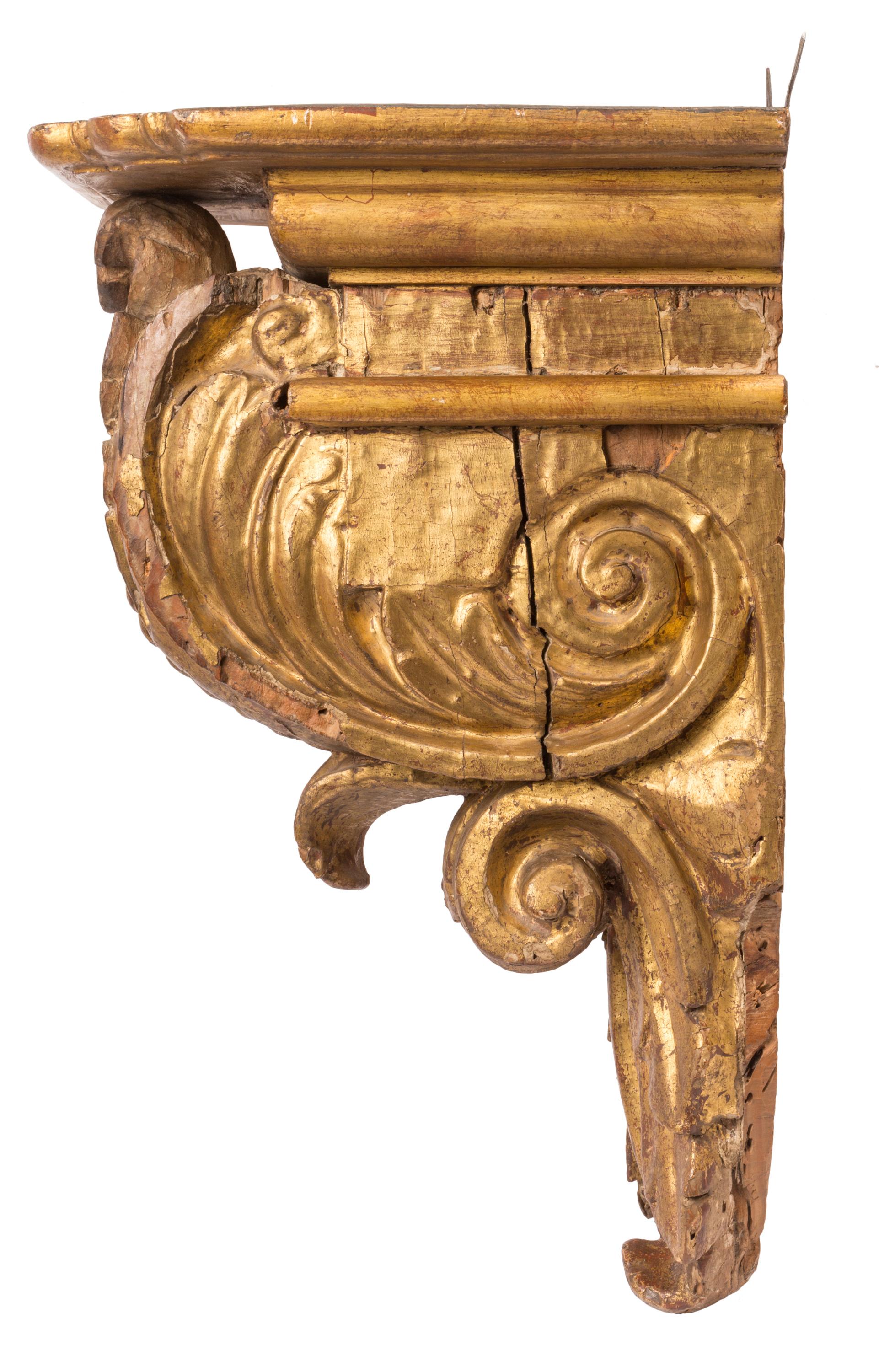 Geschnitztes Regal aus vergoldetem Holz / Wandhalterung / architektonischer Korbel aus dem 18. Jahrhundert (Spanisch) im Angebot