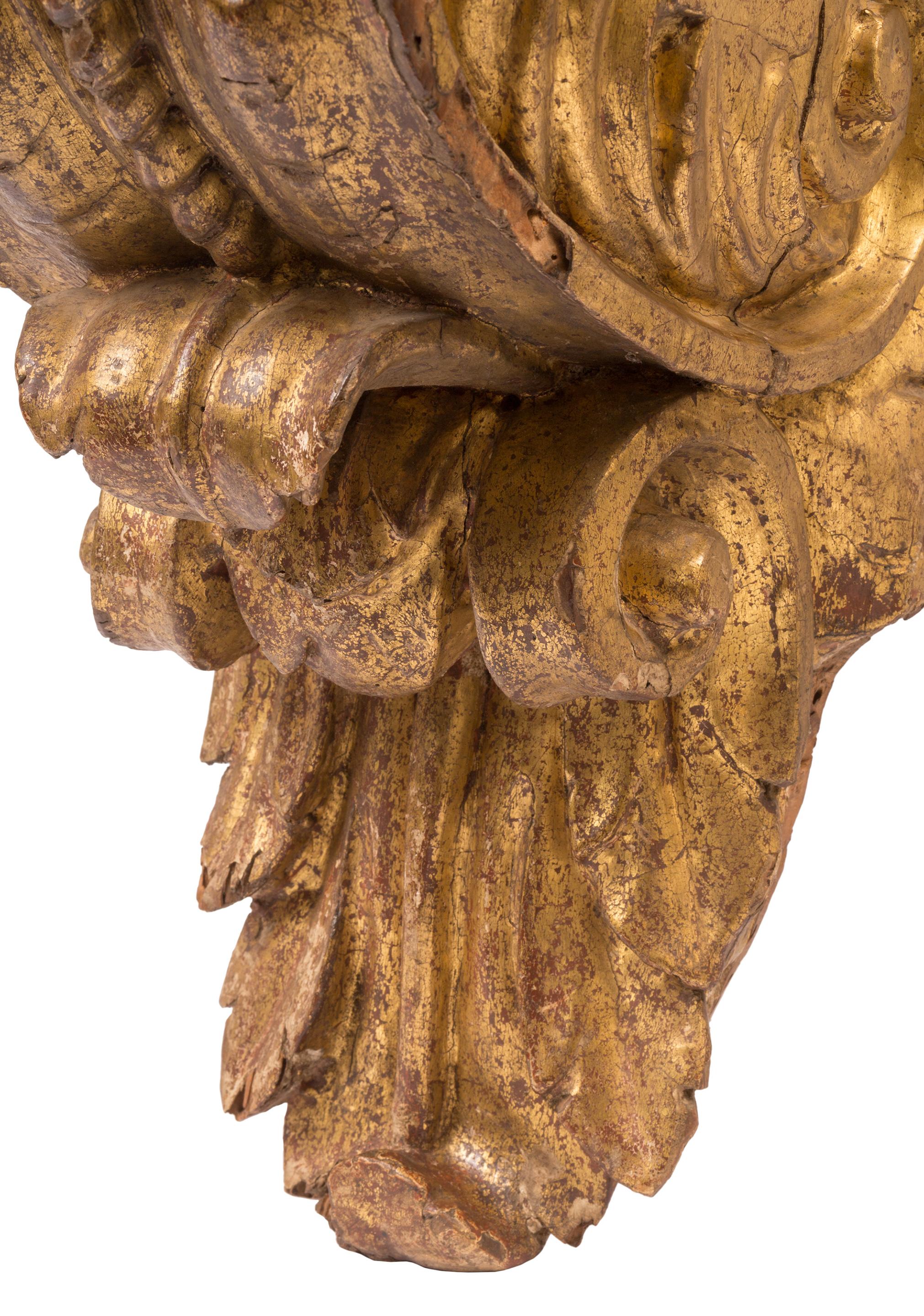 Geschnitztes Regal aus vergoldetem Holz / Wandhalterung / architektonischer Korbel aus dem 18. Jahrhundert im Zustand „Relativ gut“ im Angebot in Madrid, ES
