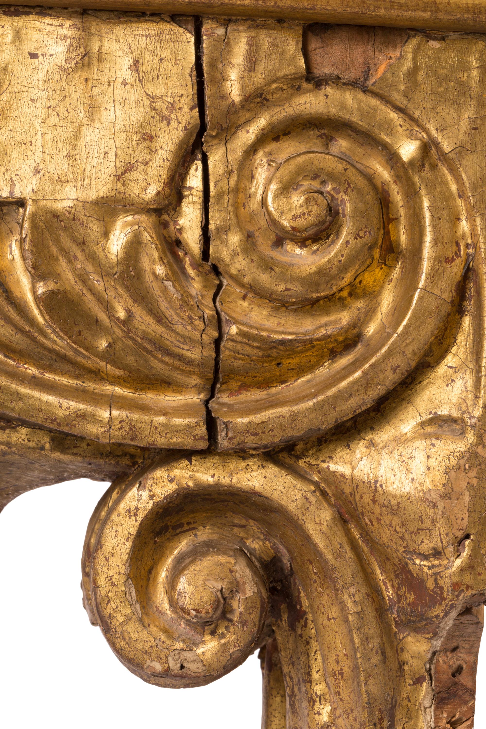 Geschnitztes Regal aus vergoldetem Holz / Wandhalterung / architektonischer Korbel aus dem 18. Jahrhundert im Angebot 1