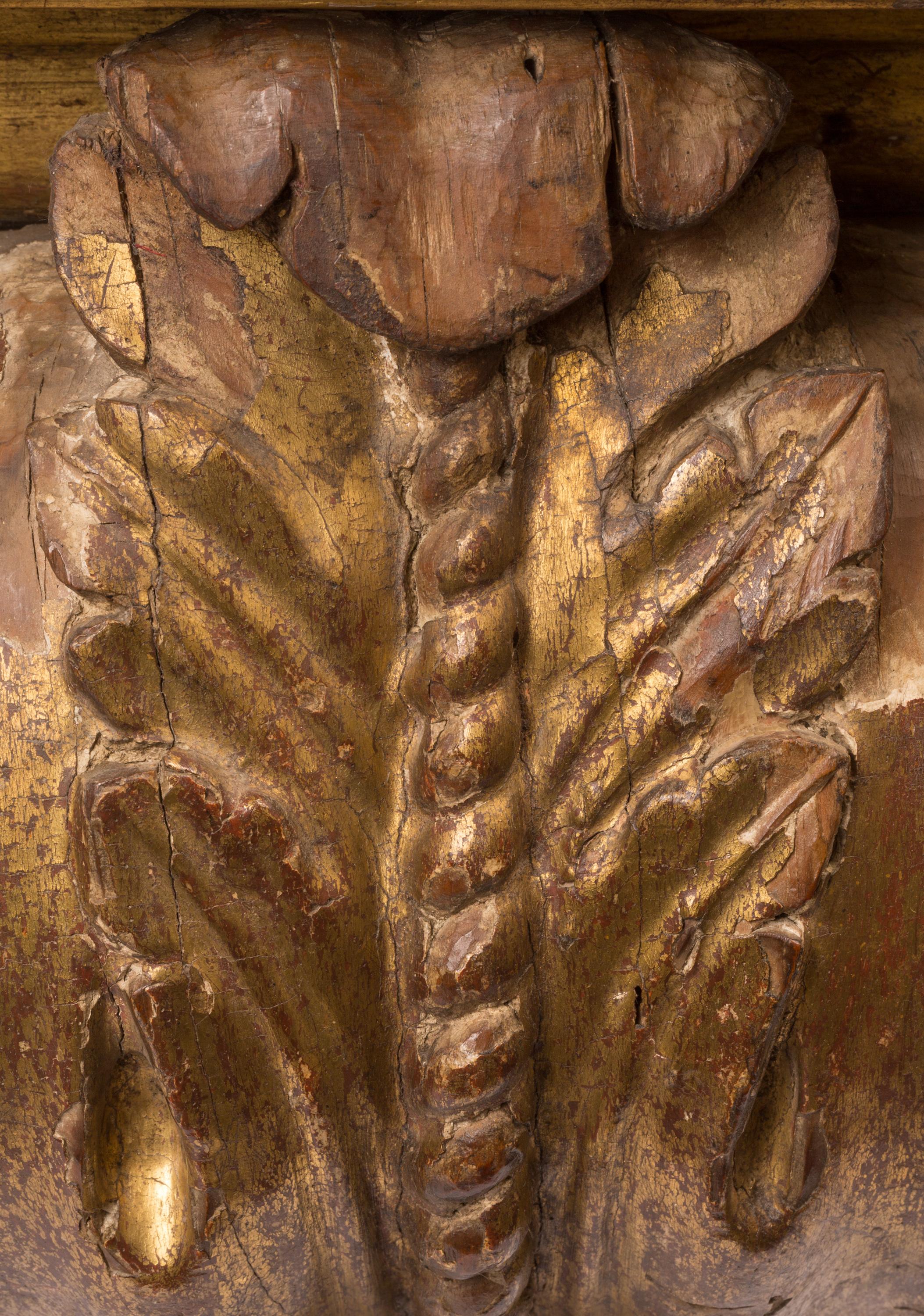 Fer forgé Étagère / support mural en bois doré sculpté du 18ème siècle / Corbeau architectural en vente