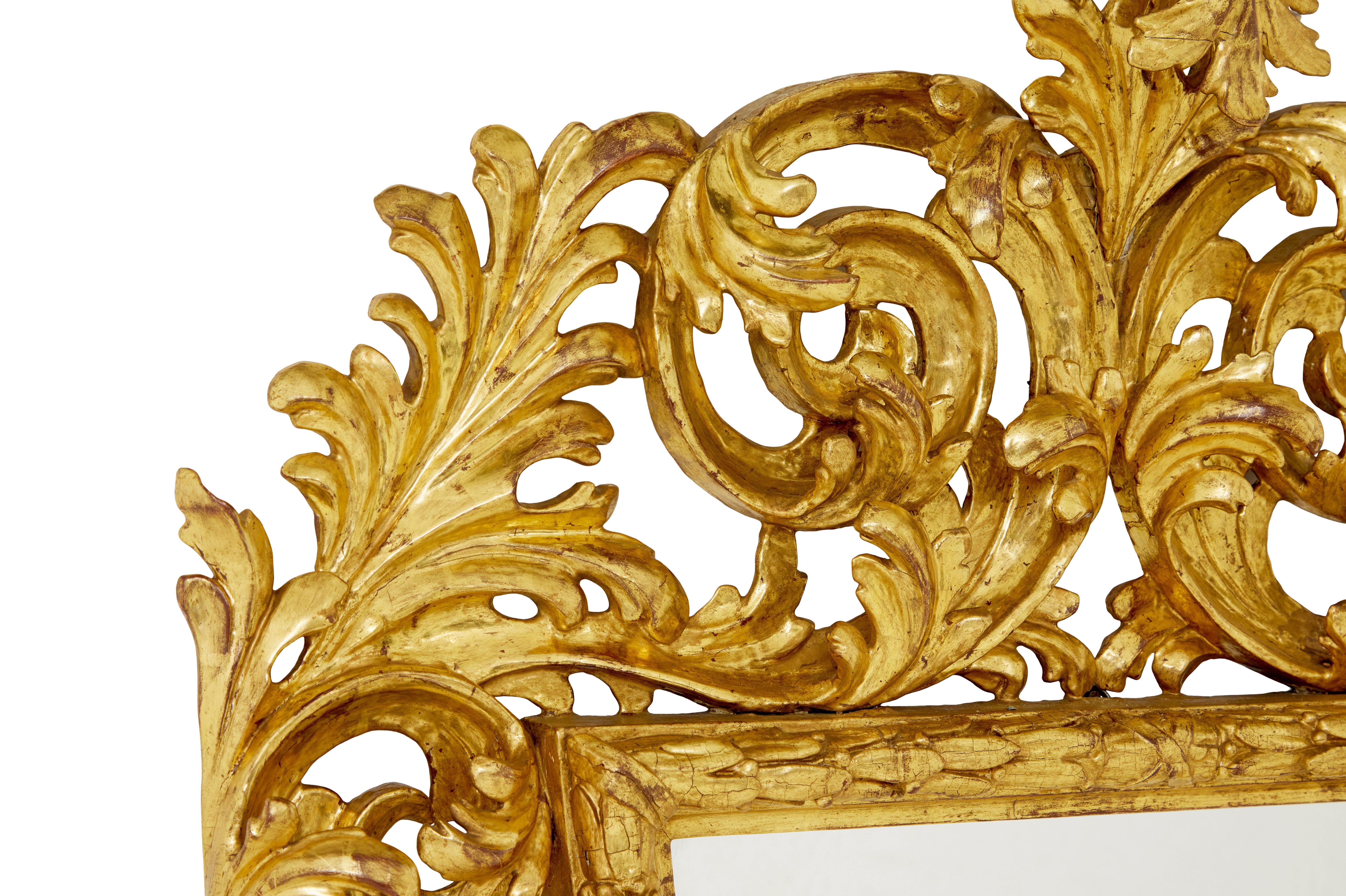 Rococo Miroir italien rococo sculpté et doré du 18e siècle en vente