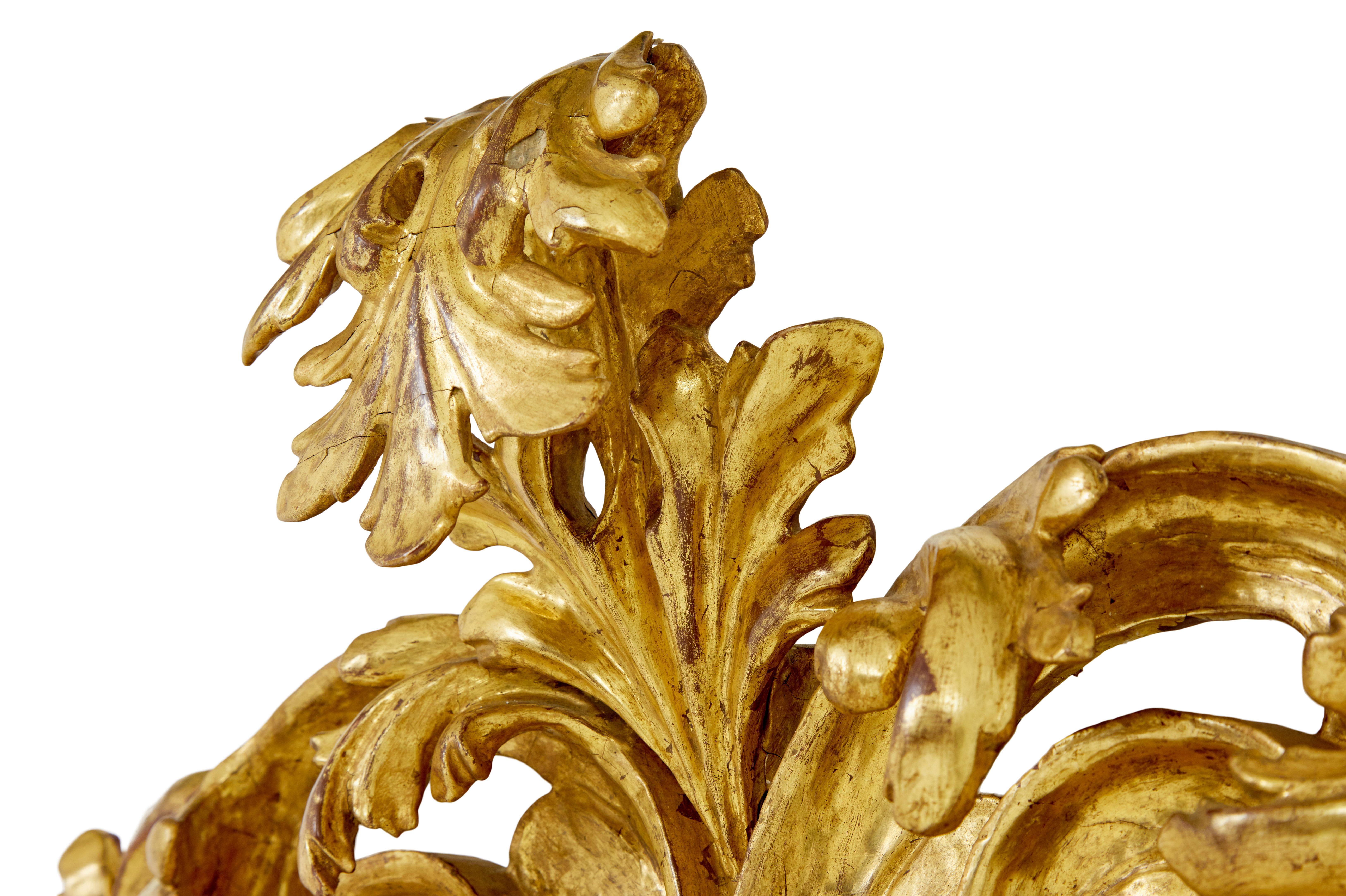 Miroir italien rococo sculpté et doré du 18e siècle Bon état - En vente à Debenham, Suffolk