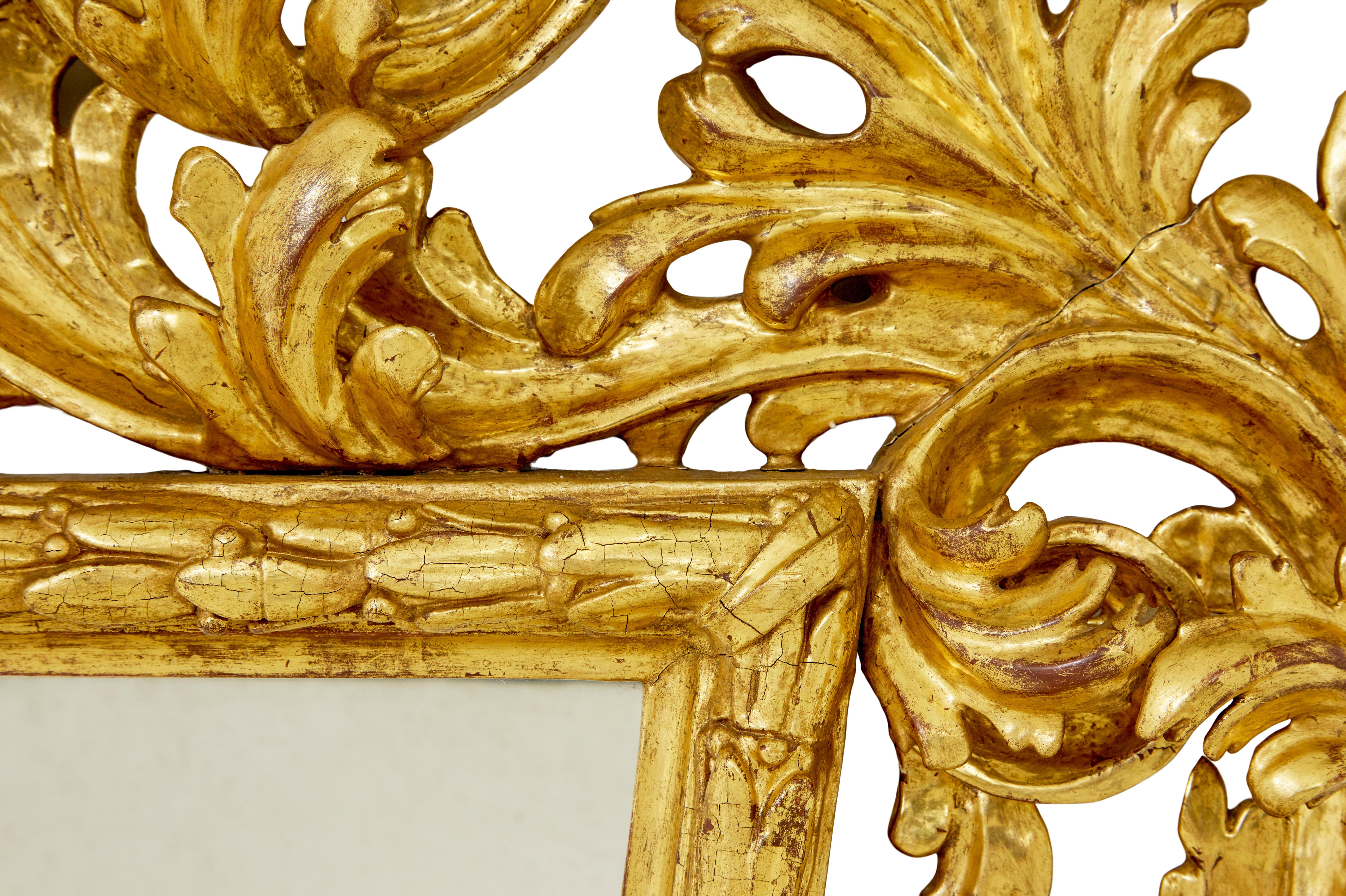 XVIIIe siècle Miroir italien rococo sculpté et doré du 18e siècle en vente