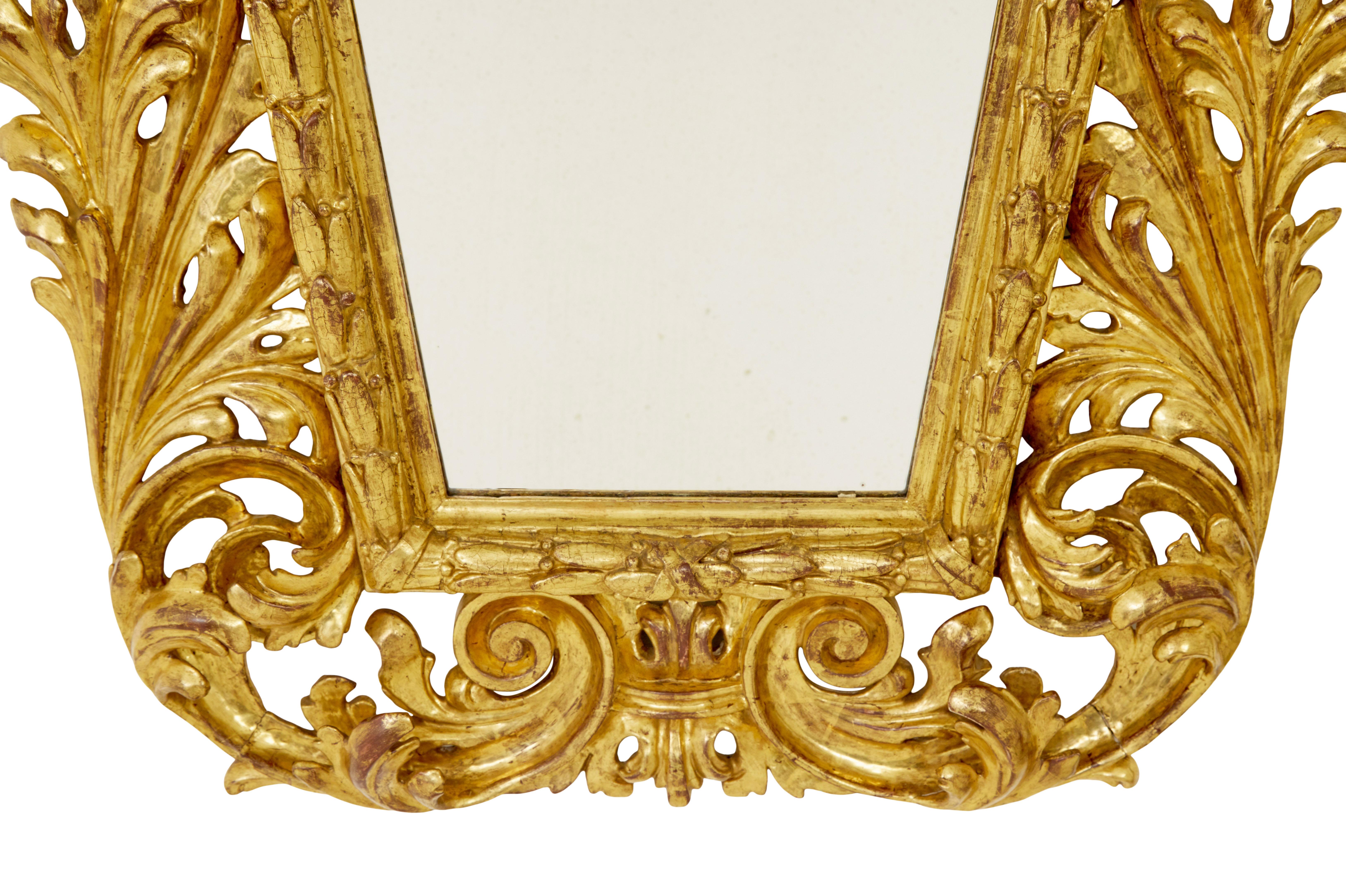 Miroir italien rococo sculpté et doré du 18e siècle en vente 1