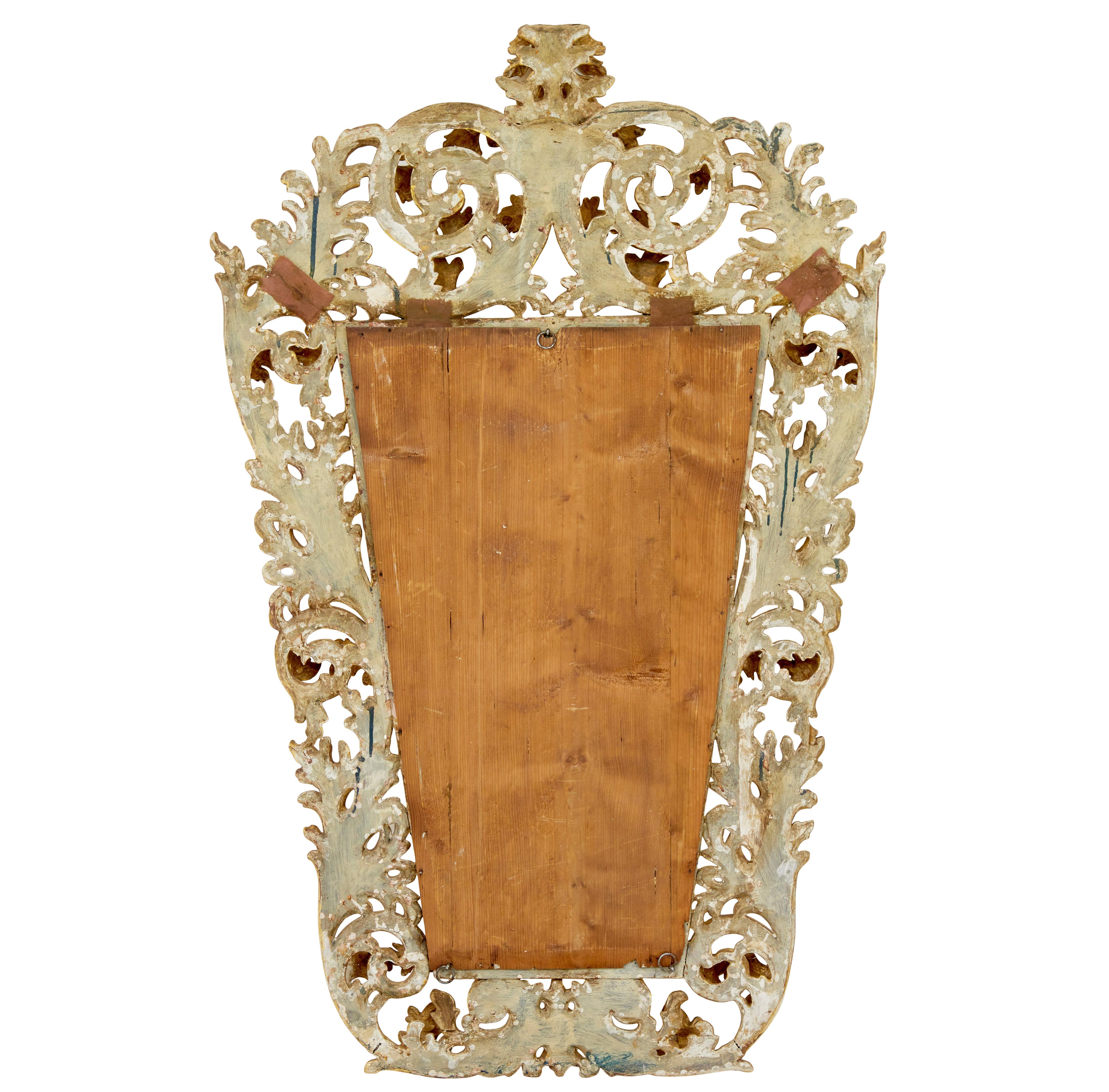 Miroir italien rococo sculpté et doré du 18e siècle en vente 2