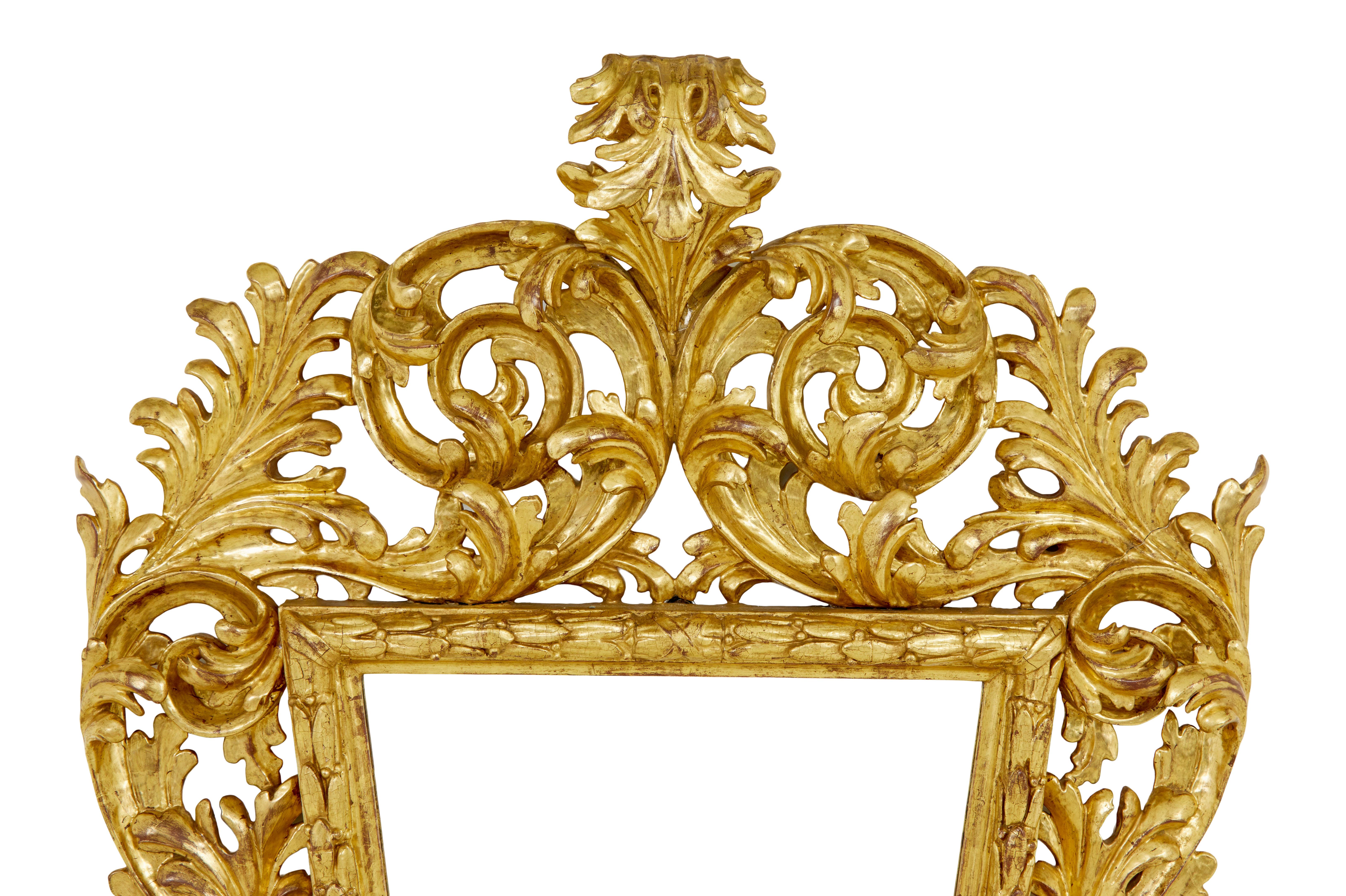 Miroir en bois doré rococo italien sculpté du XVIIIe siècle, vers 1730.

Superbe miroir en bois doré d'époque rococo de grandes proportions. Cadre abondamment sculpté avec beaucoup de profondeur dans la sculpture. Le miroir conique est entouré de