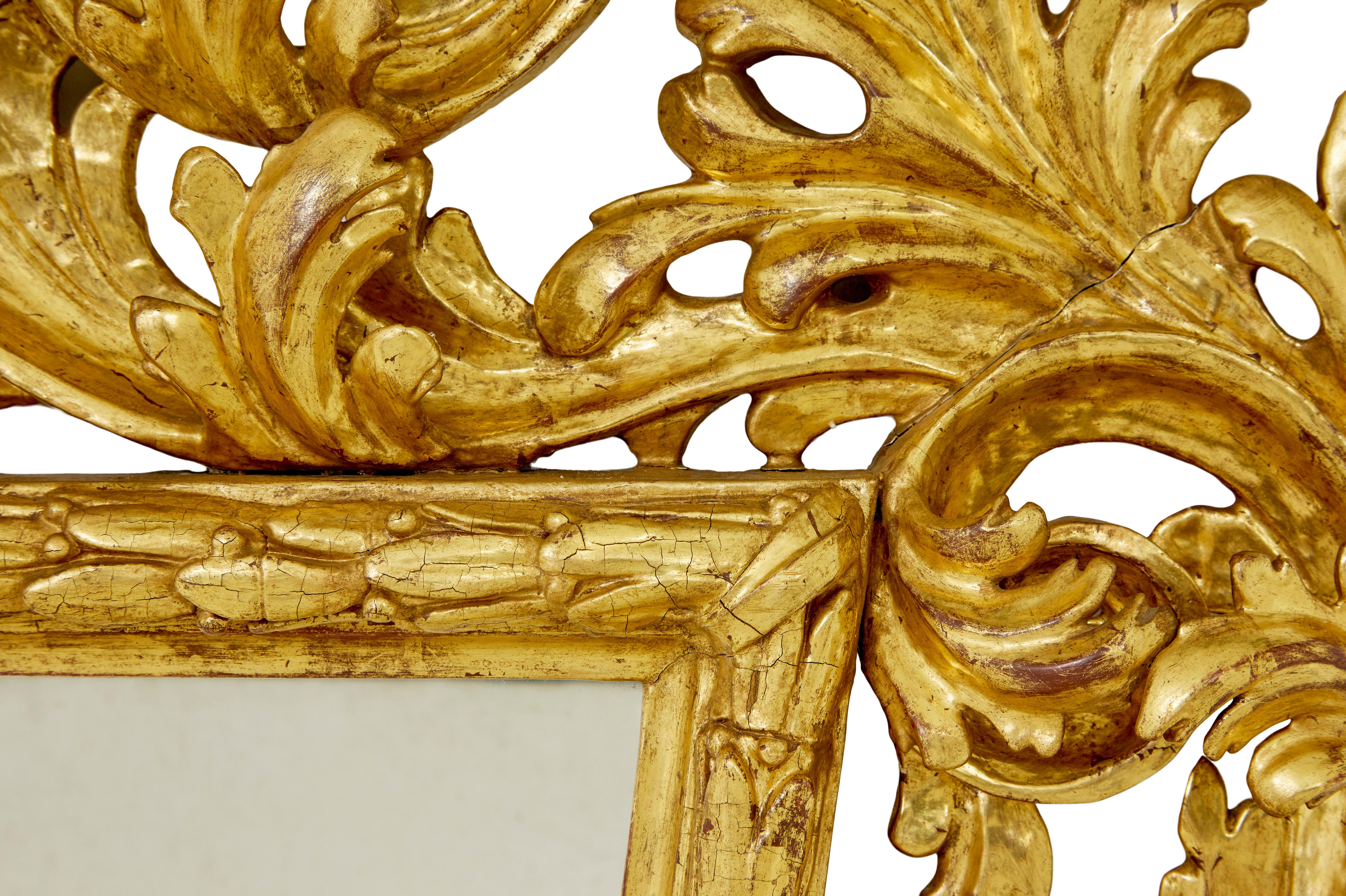 XVIIIe siècle Miroir en bois doré italien rococo sculpté du 18e siècle en vente