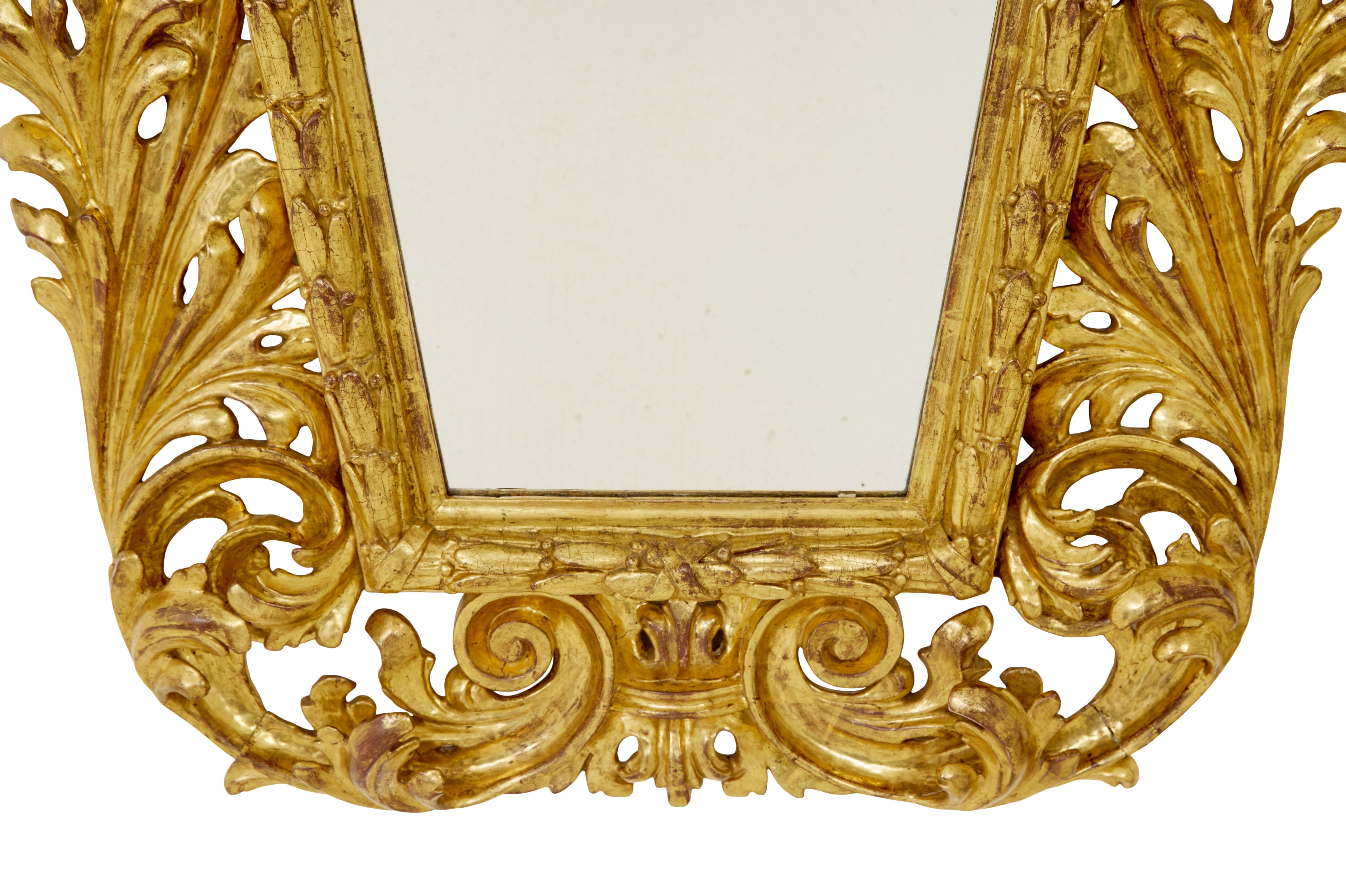 Bois doré Miroir en bois doré italien rococo sculpté du 18e siècle en vente