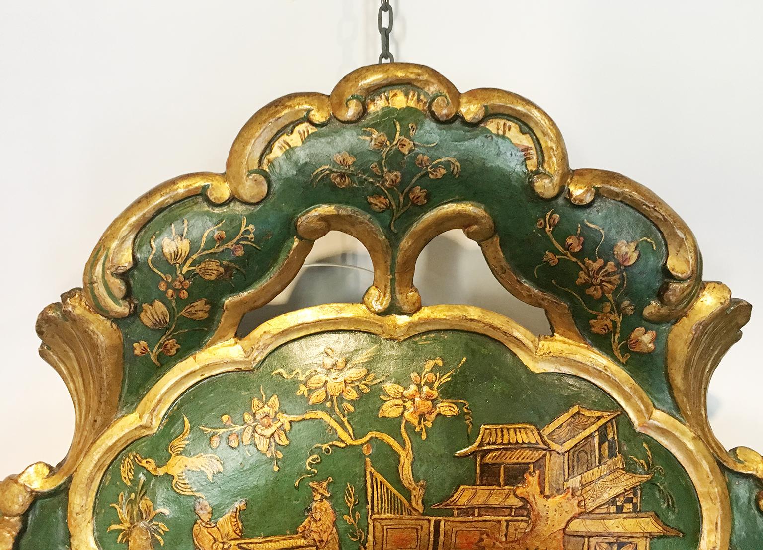 Small carved wooden wall mirror, lacquered and partially gilded with chinoiserie motif
Venice, third quarter of the eighteenth century
It measures 40.15 in x 27.55 in x 3.14 in (102 cm x 70 cm x 9 cm)
15.43 lb (7kg)
State of conservation: There are
