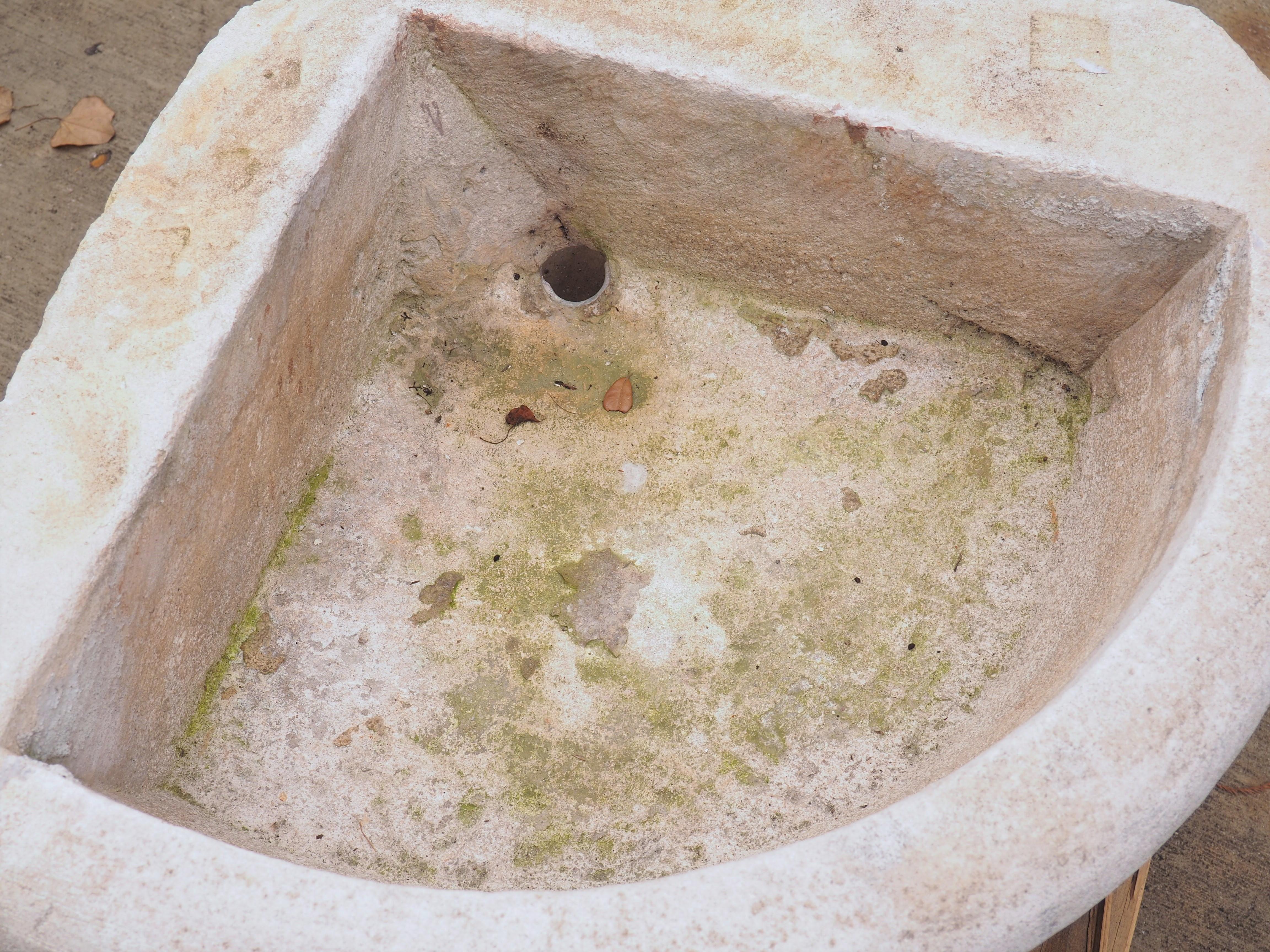 18th Century Carved Limestone Corner Sink or Fountain Basin from Apt, France In Good Condition For Sale In Dallas, TX