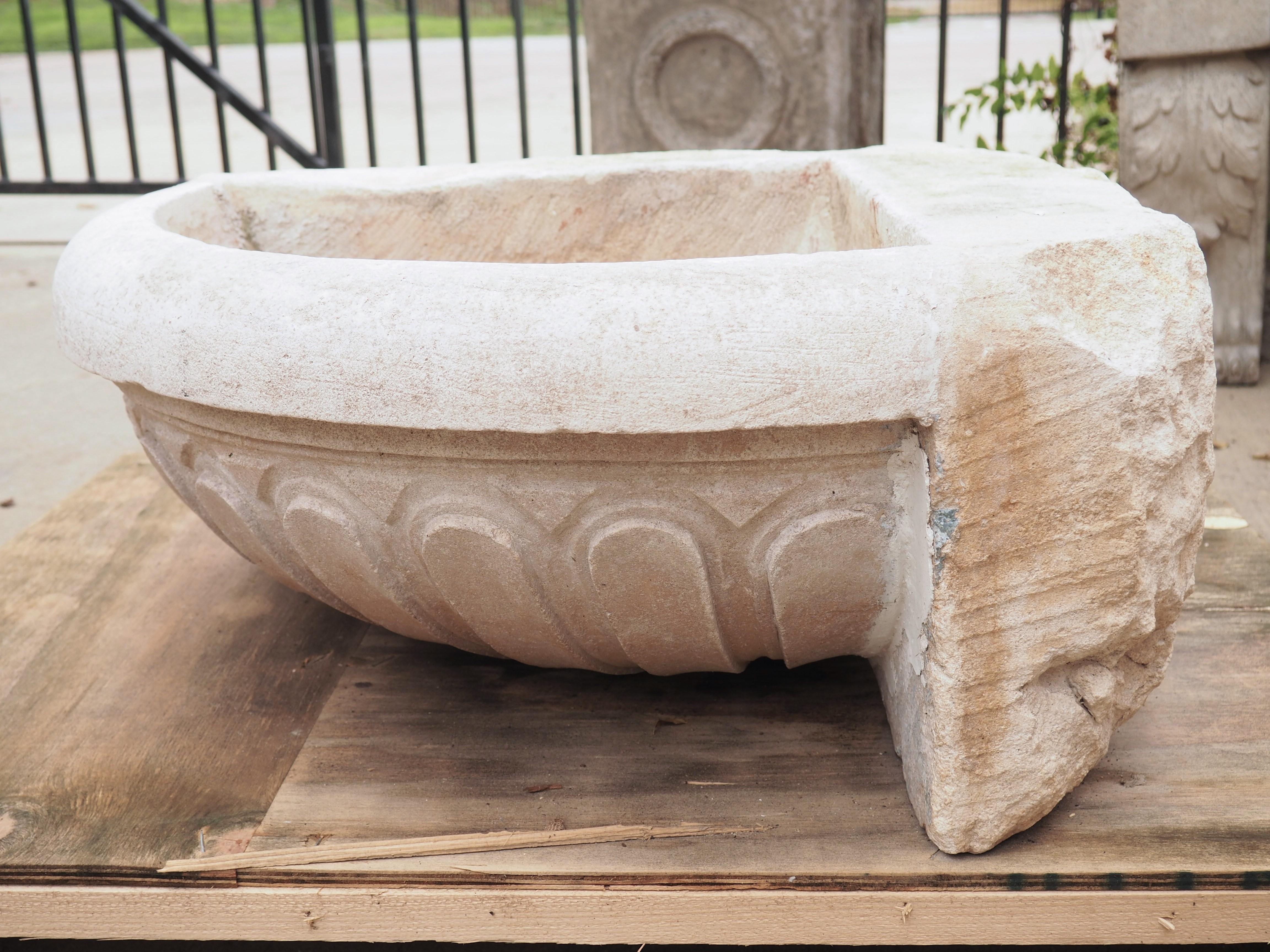 18th Century Carved Limestone Corner Sink or Fountain Basin from Apt, France For Sale 1
