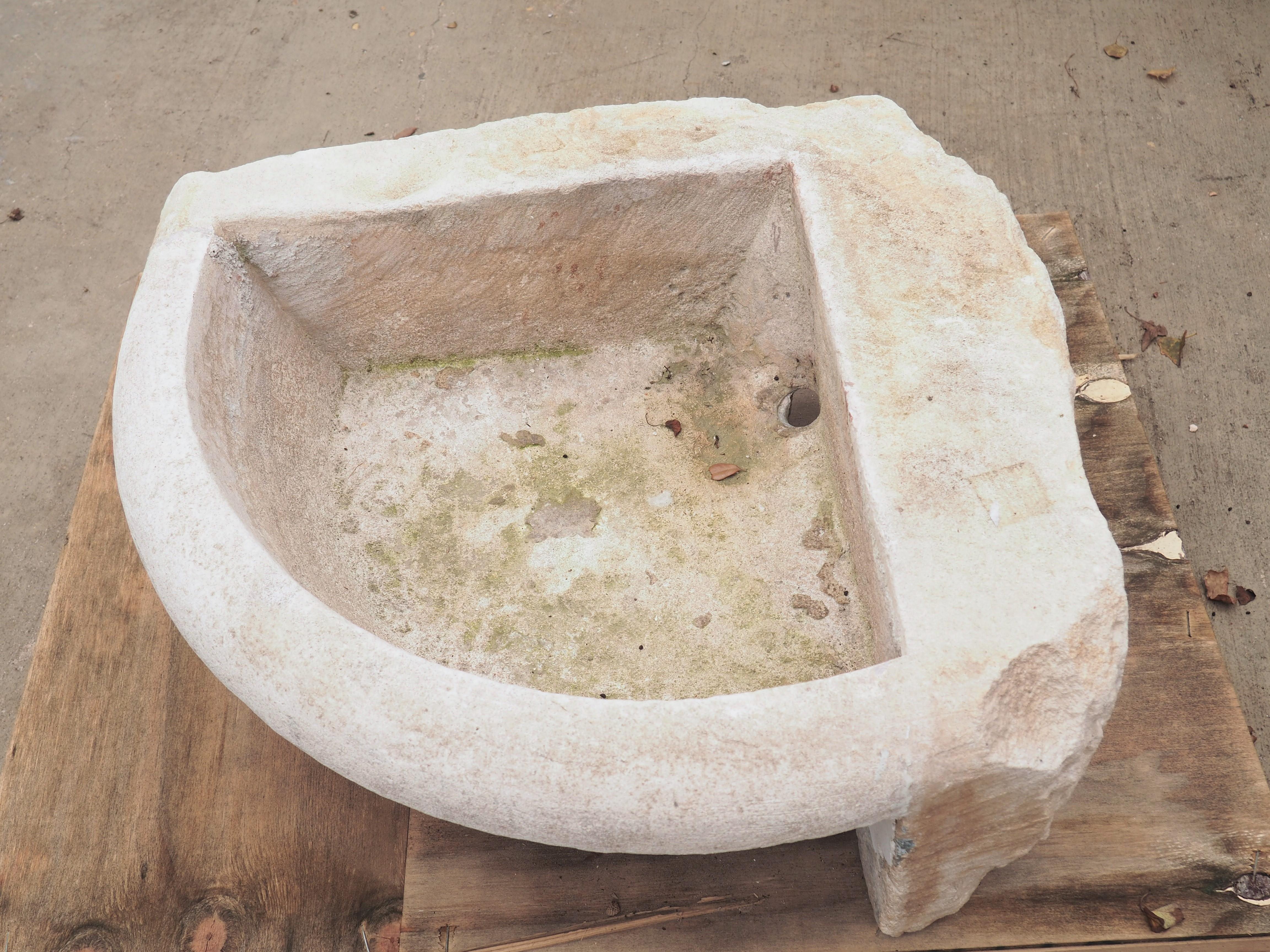 18th Century Carved Limestone Corner Sink or Fountain Basin from Apt, France For Sale 2