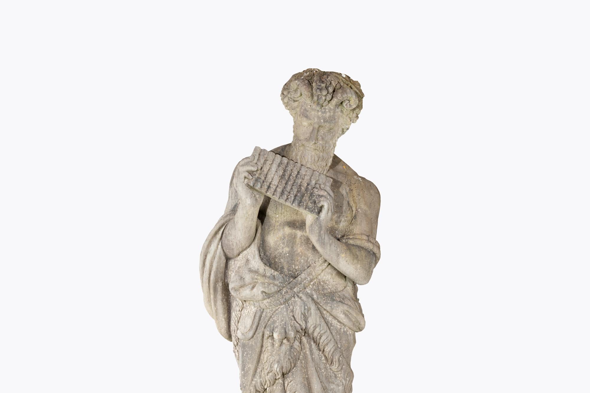 sculpture en pierre calcaire du XVIIIe siècle représentant la figure mythologique de Pan.
Dans la mythologie grecque ancienne, Pan est le dieu de la nature, protecteur des bergers et des troupeaux. Son nom trouve son origine dans la langue grecque