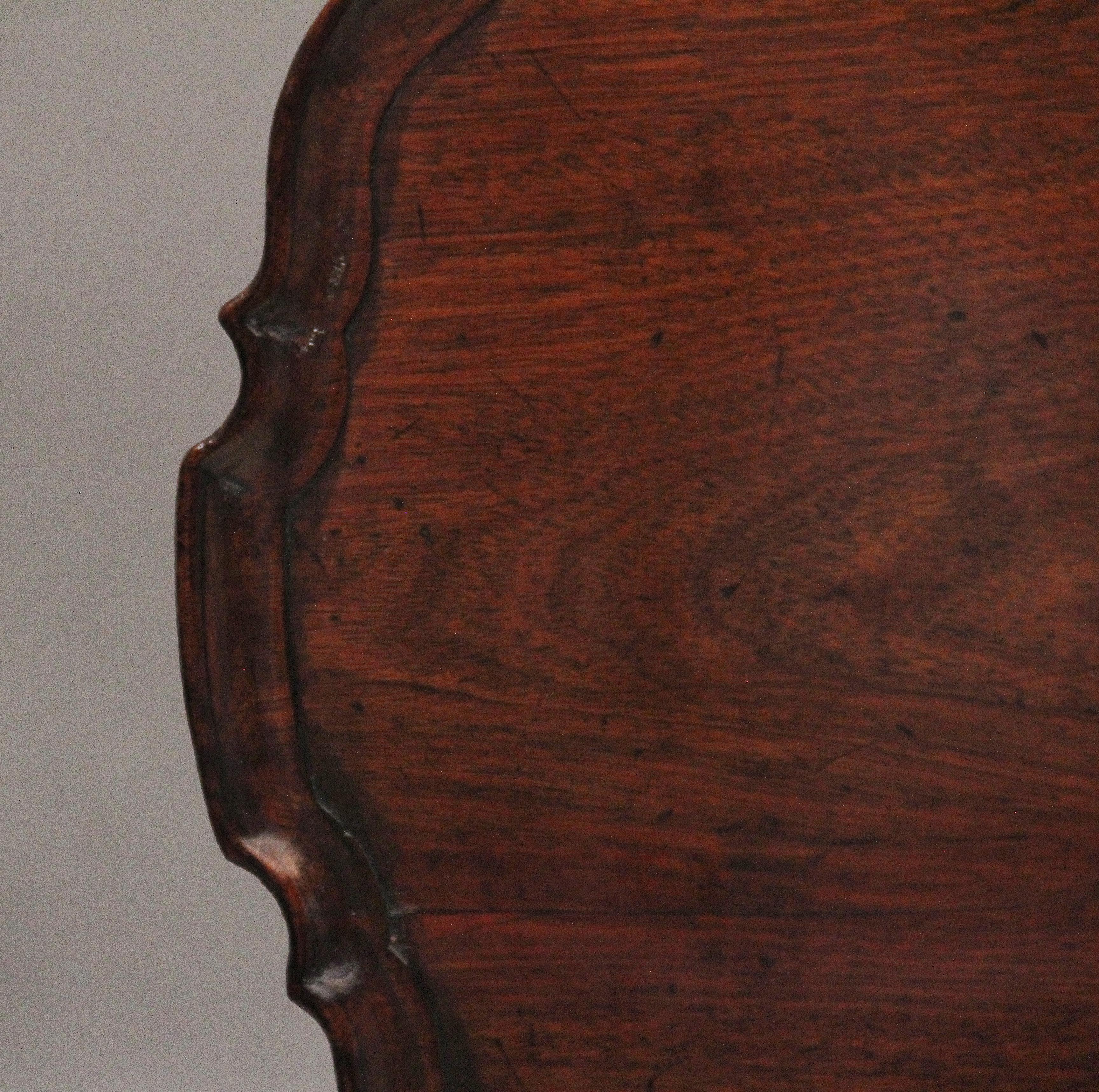 18th Century carved mahogany tripod table For Sale 1