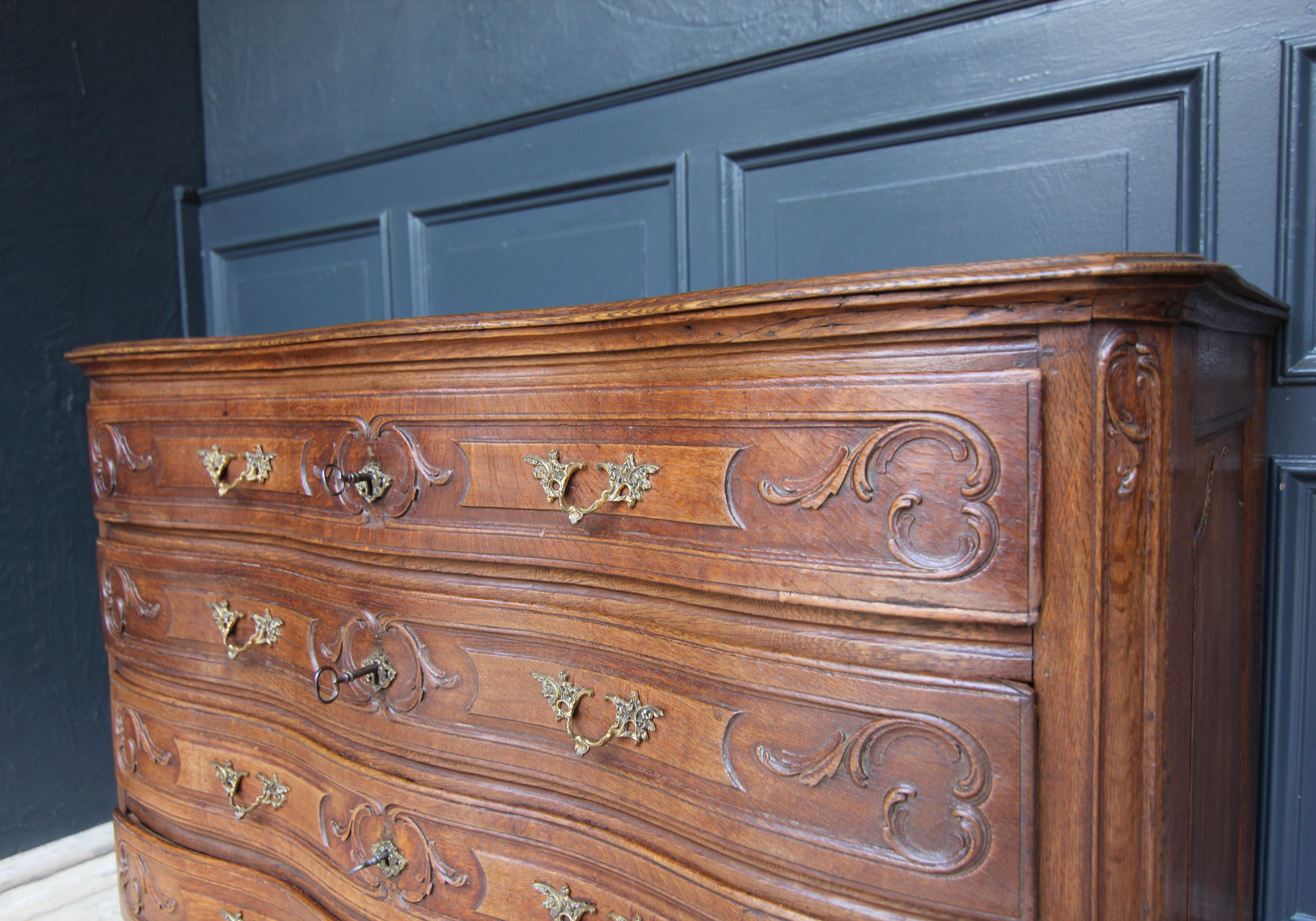 Cassettiera barocca in Oak intagliata del XVIII secolo in vendita 3