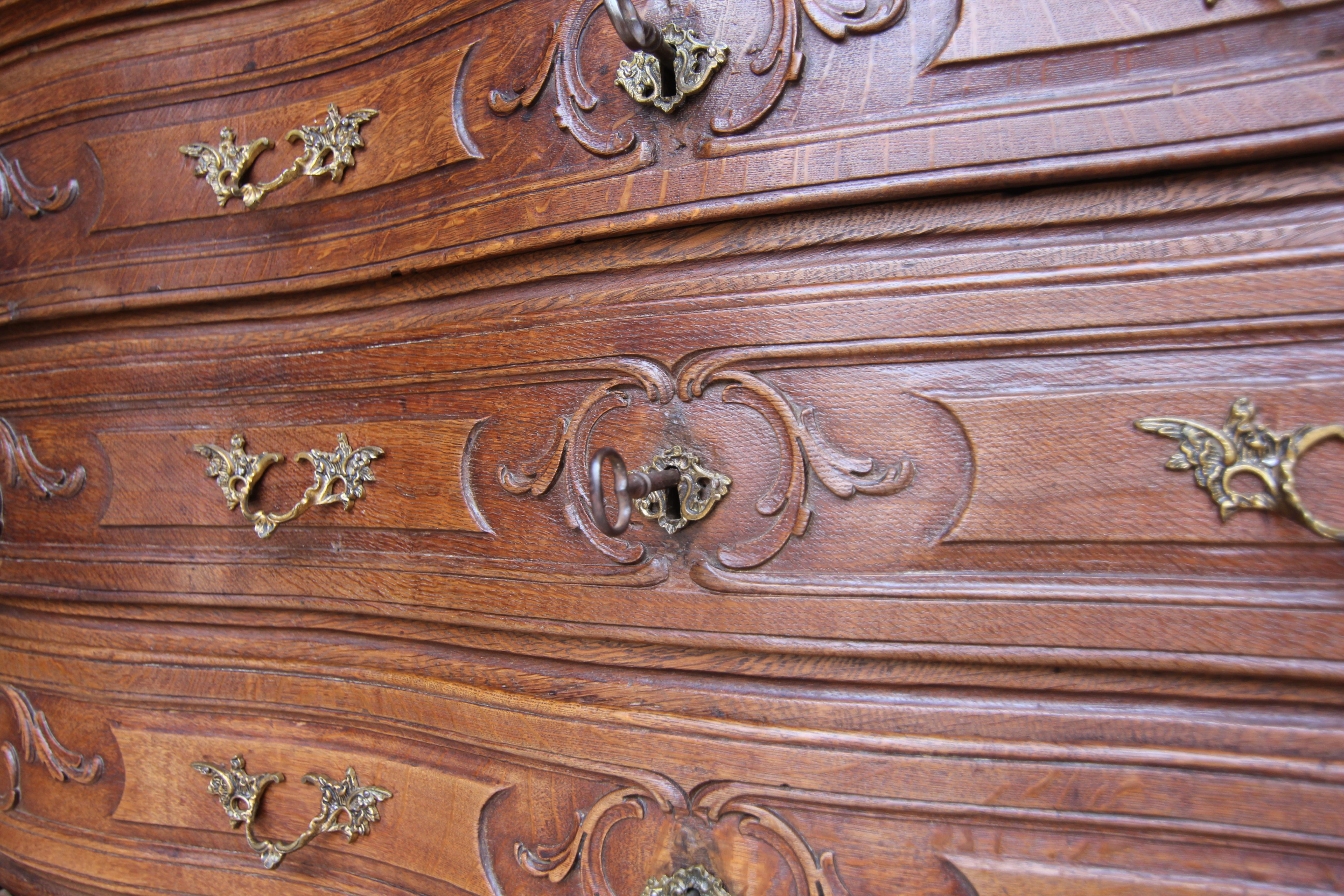 Cassettiera barocca in Oak intagliata del XVIII secolo in vendita 5