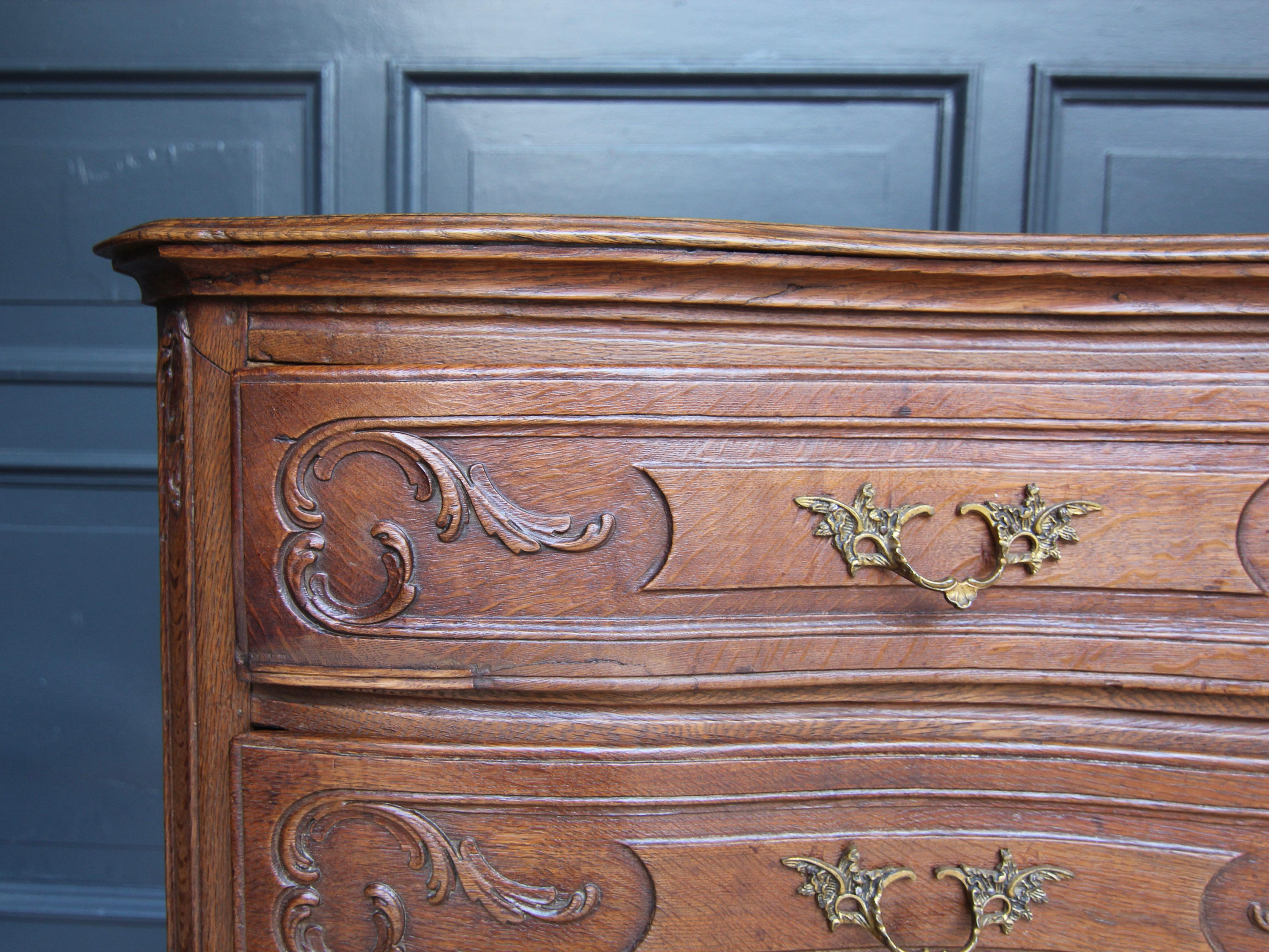 Cassettiera barocca in Oak intagliata del XVIII secolo in vendita 6