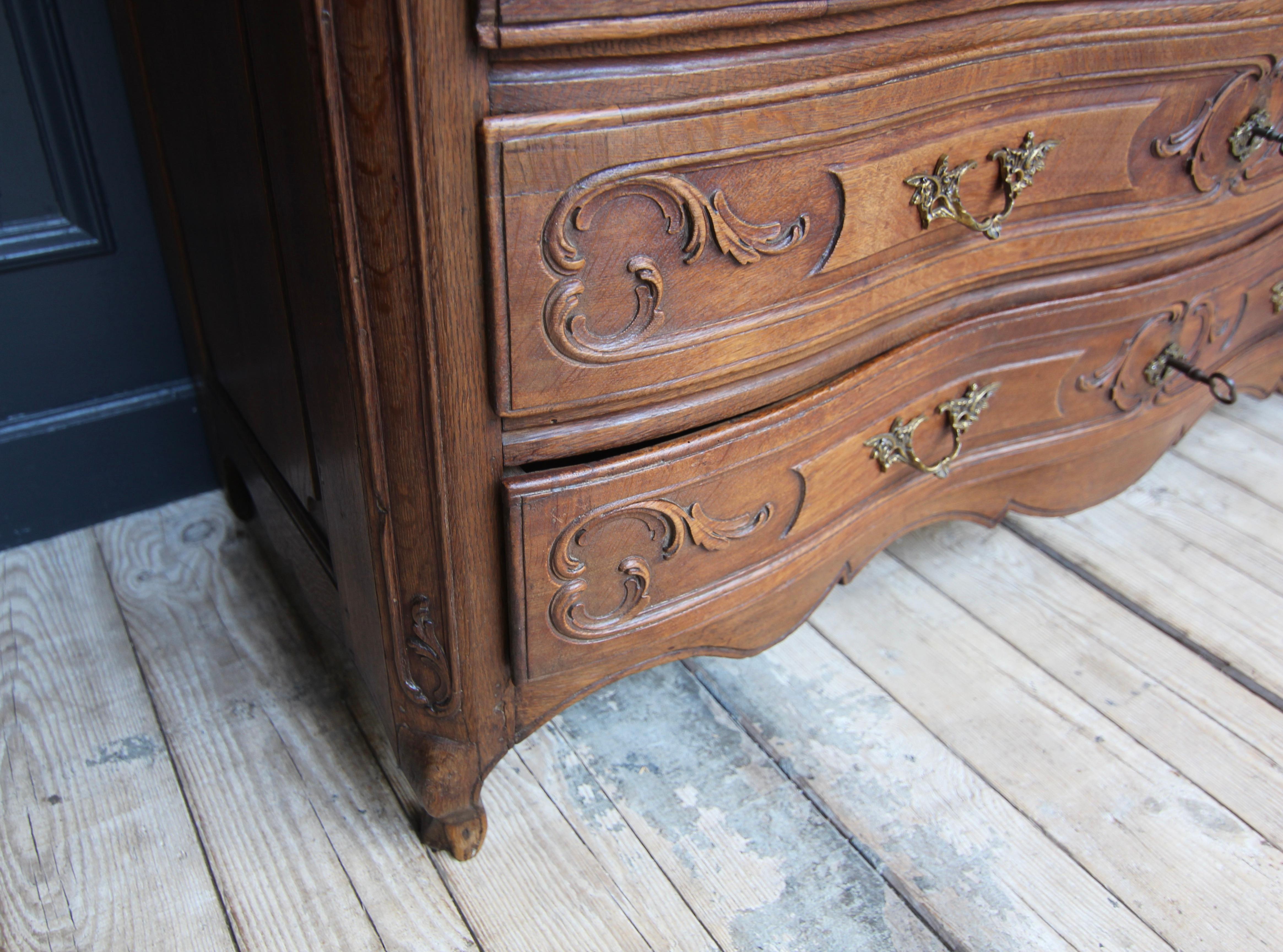 Cassettiera barocca in Oak intagliata del XVIII secolo in vendita 7