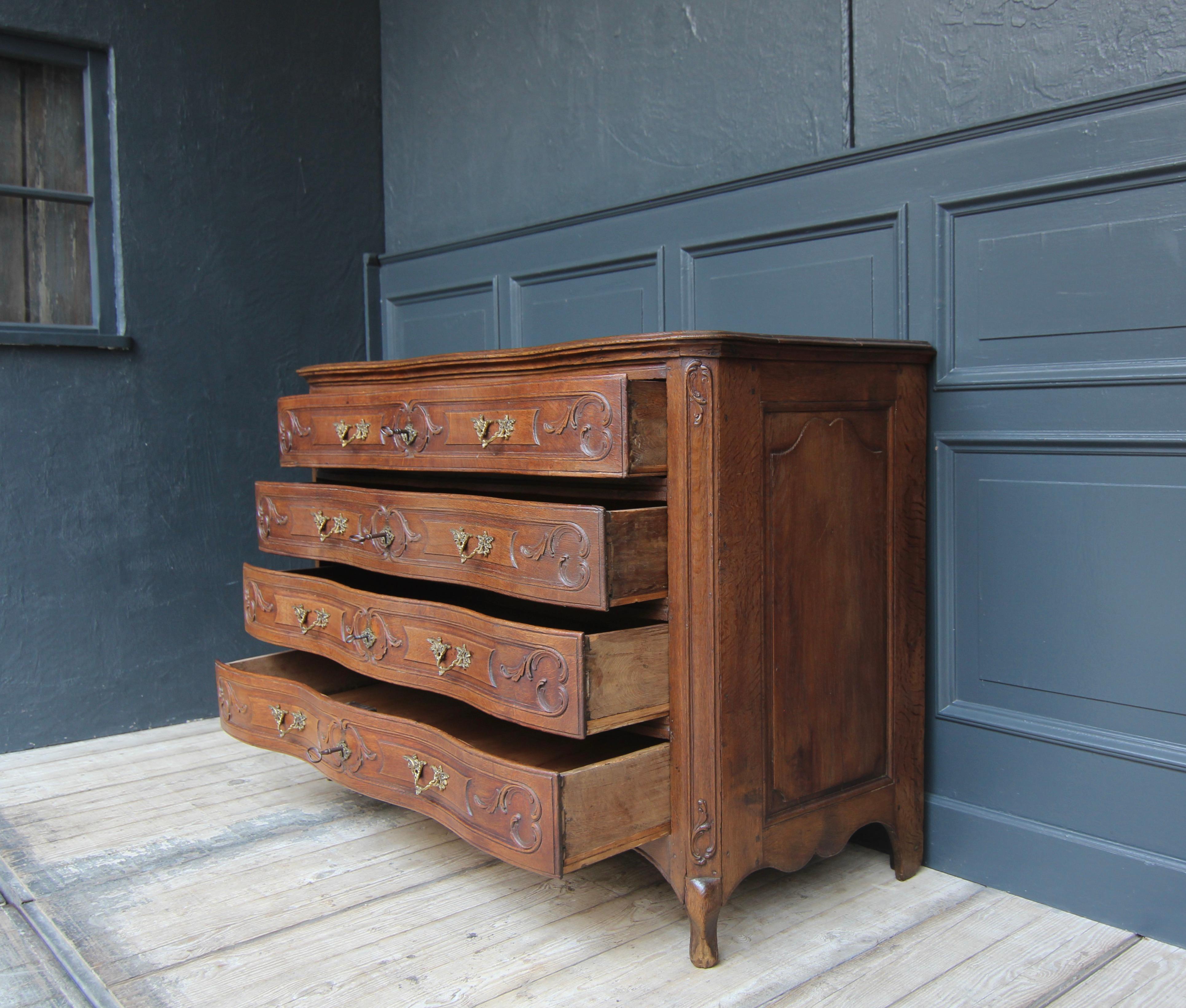 Cassettiera barocca in Oak intagliata del XVIII secolo in vendita 8