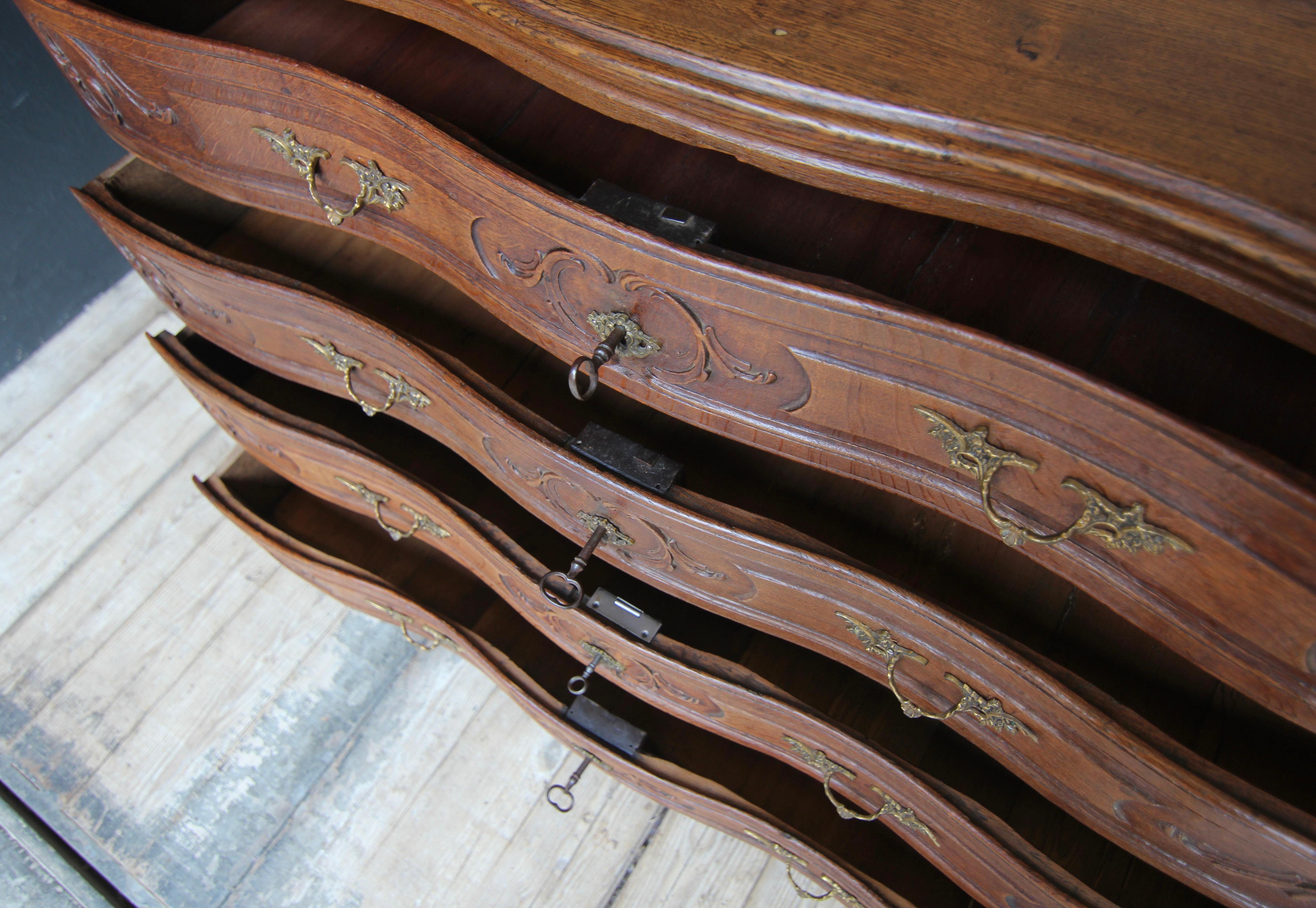 Cassettiera barocca in Oak intagliata del XVIII secolo in vendita 9