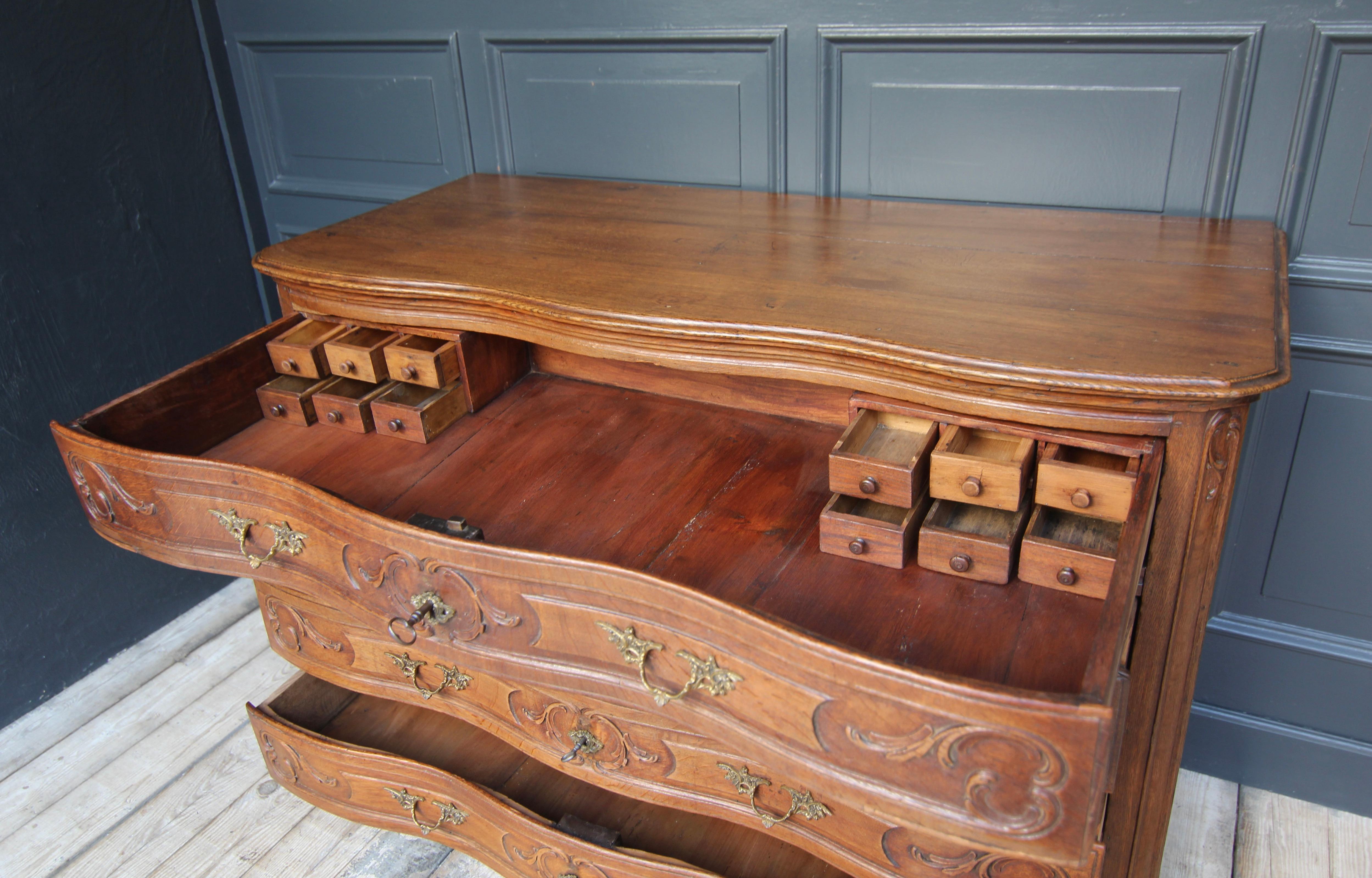 Cassettiera barocca in Oak intagliata del XVIII secolo in vendita 10
