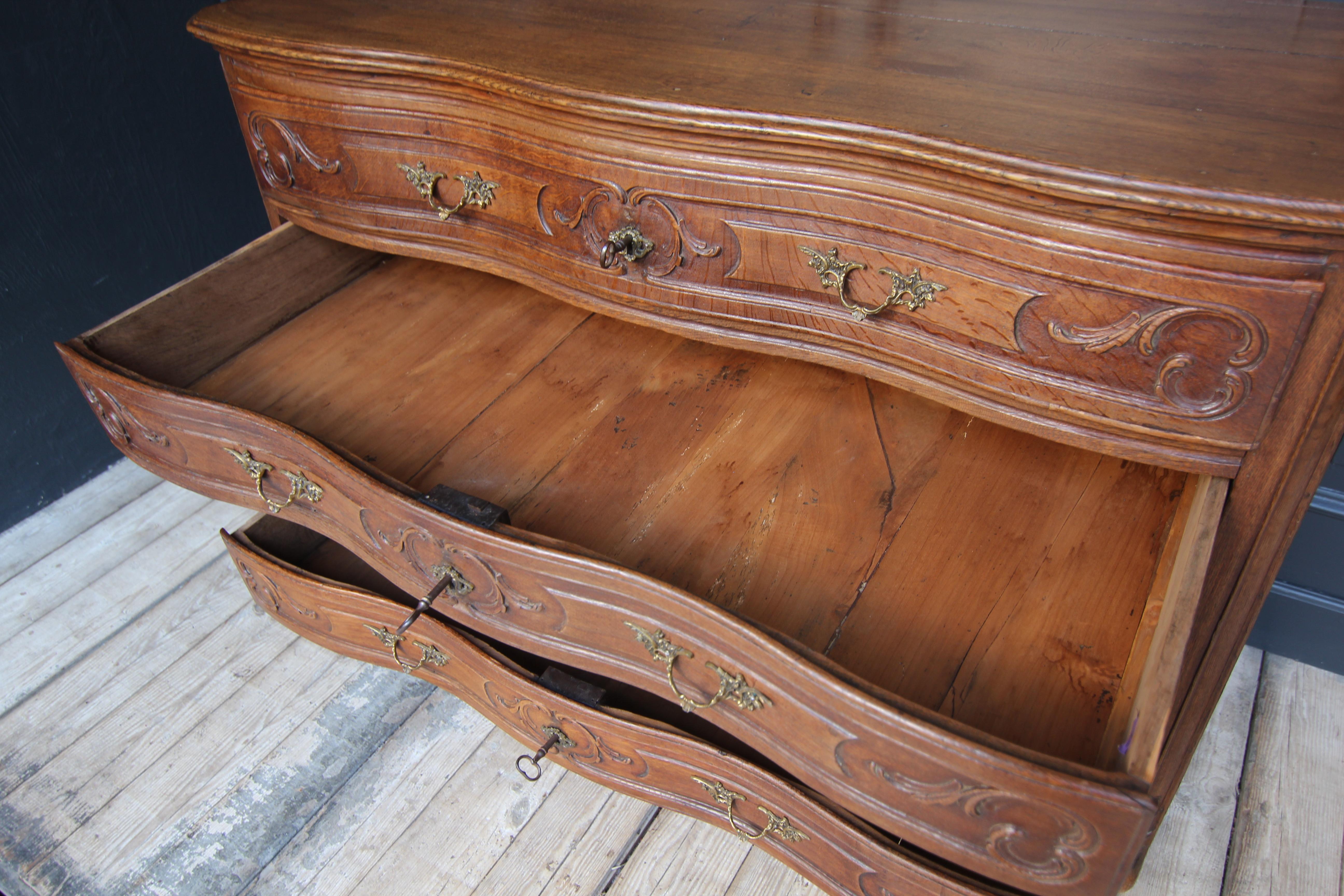 Cassettiera barocca in Oak intagliata del XVIII secolo in vendita 11