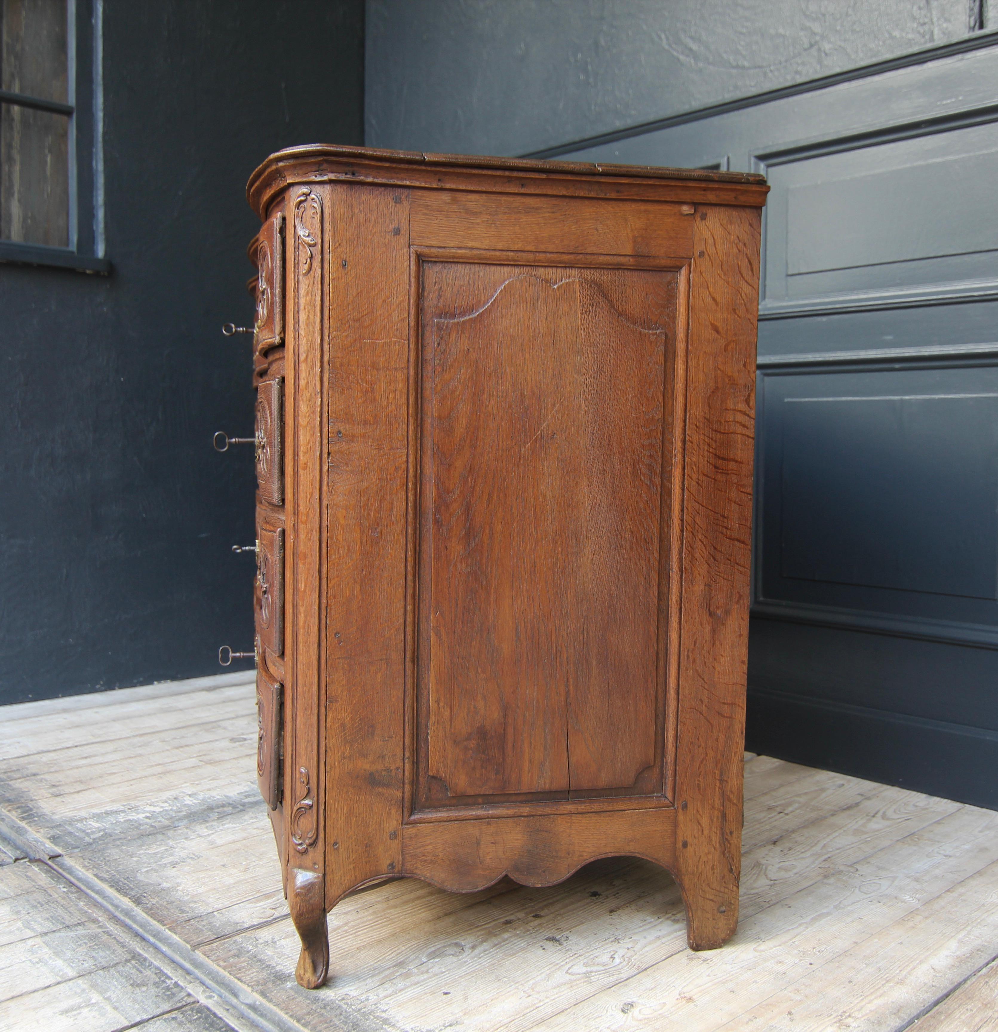 Cassettiera barocca in Oak intagliata del XVIII secolo in vendita 12