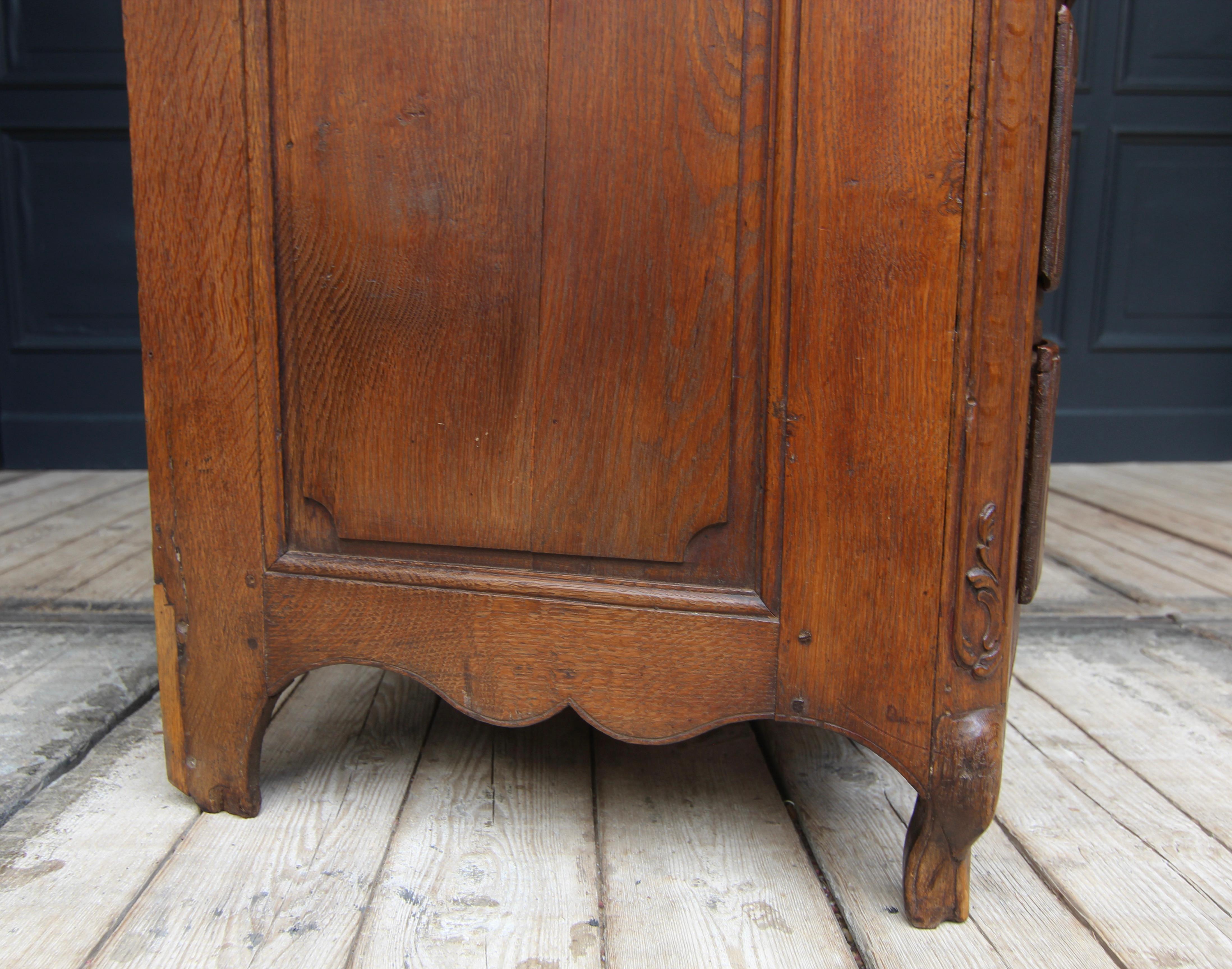 Cassettiera barocca in Oak intagliata del XVIII secolo in vendita 13