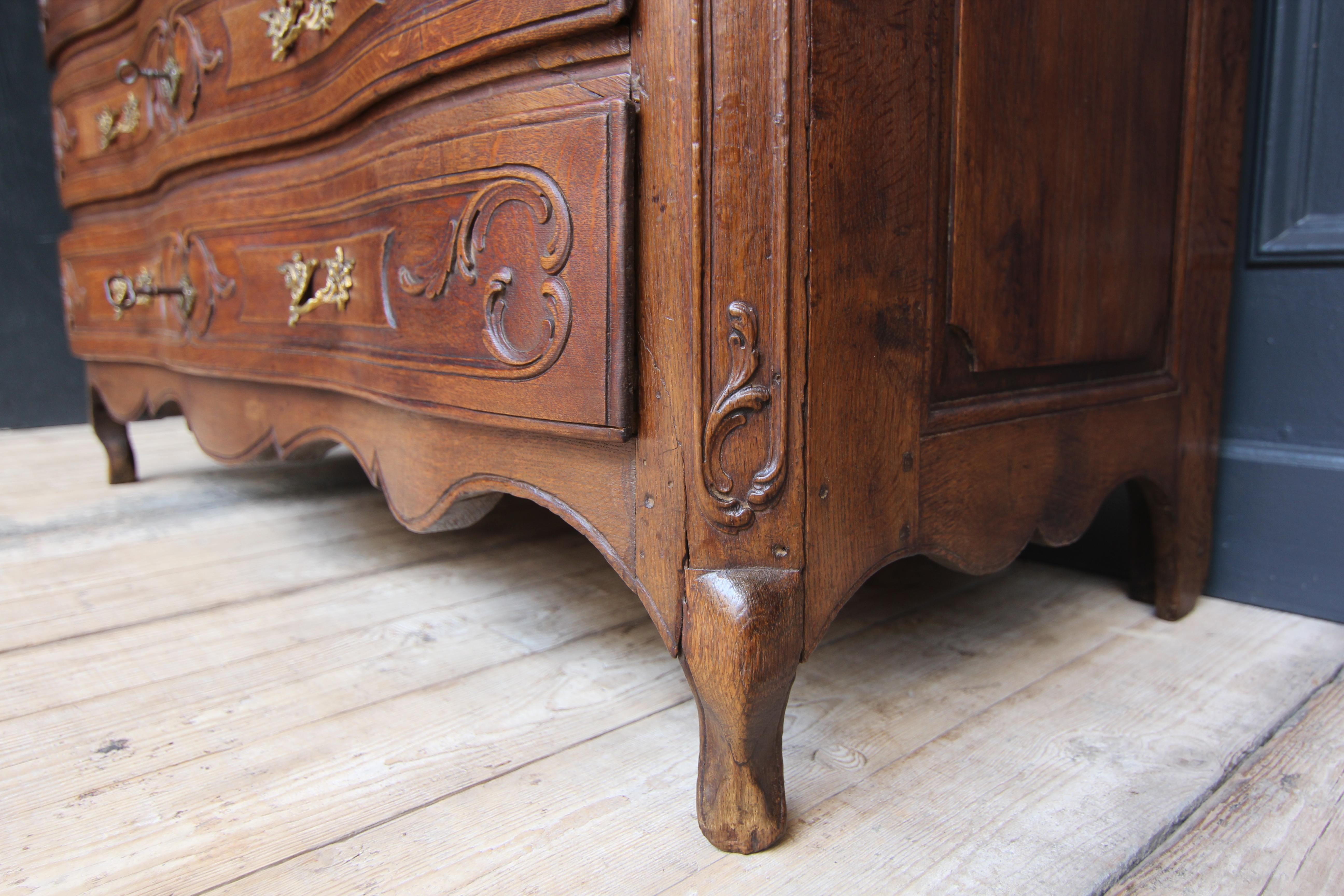 Cassettiera barocca in Oak intagliata del XVIII secolo in vendita 2