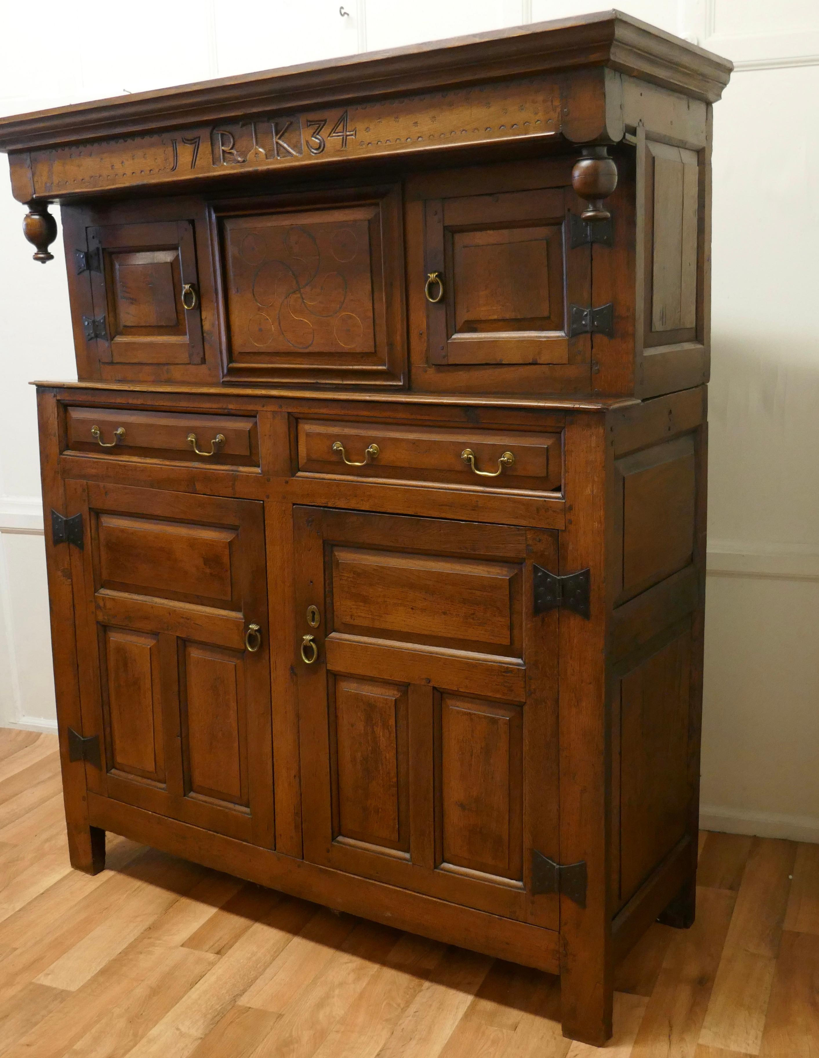 Armoire de cour celtique en chêne sculpté du 18ème siècle en vente 5