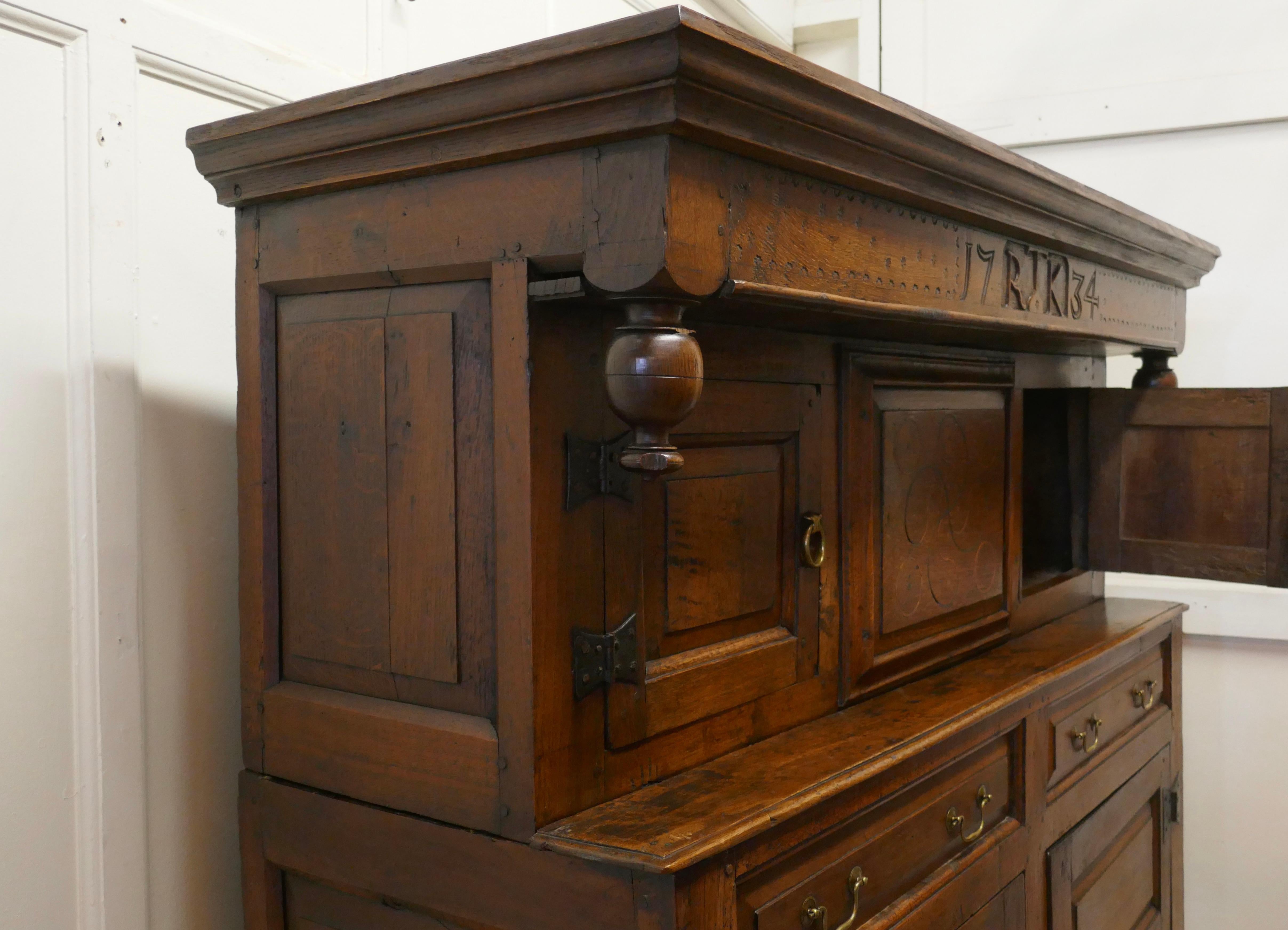 Armoire de cour celtique en chêne sculpté du 18ème siècle en vente 10