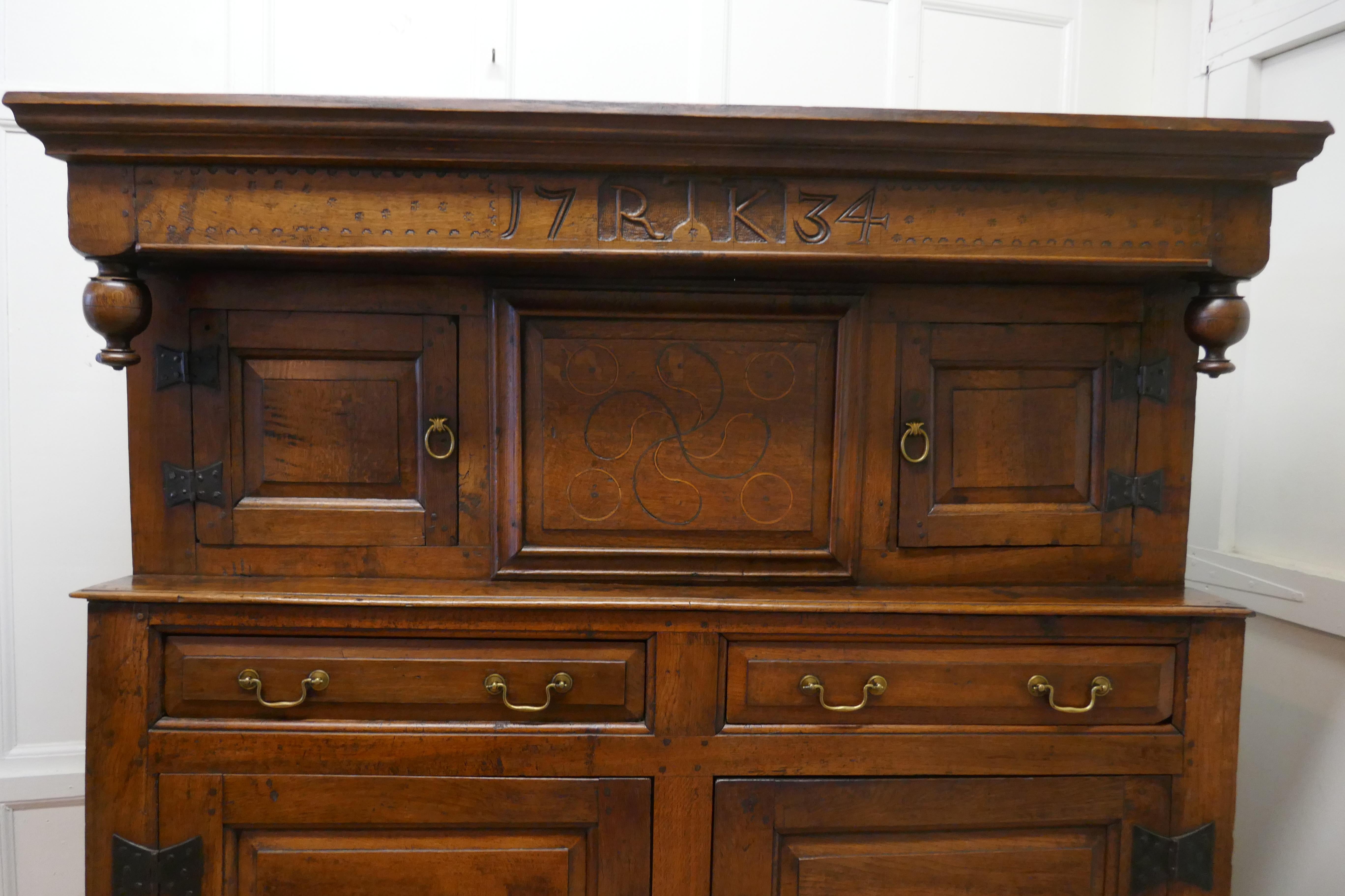 armoire de cour celtique en chêne sculpté du 18e siècle,

Cette armoire ancienne et spacieuse est fabriquée en chêne massif et il va sans dire qu'elle est très lourde. Heureusement, elle se présente en deux parties pour le transport
Il s'agit