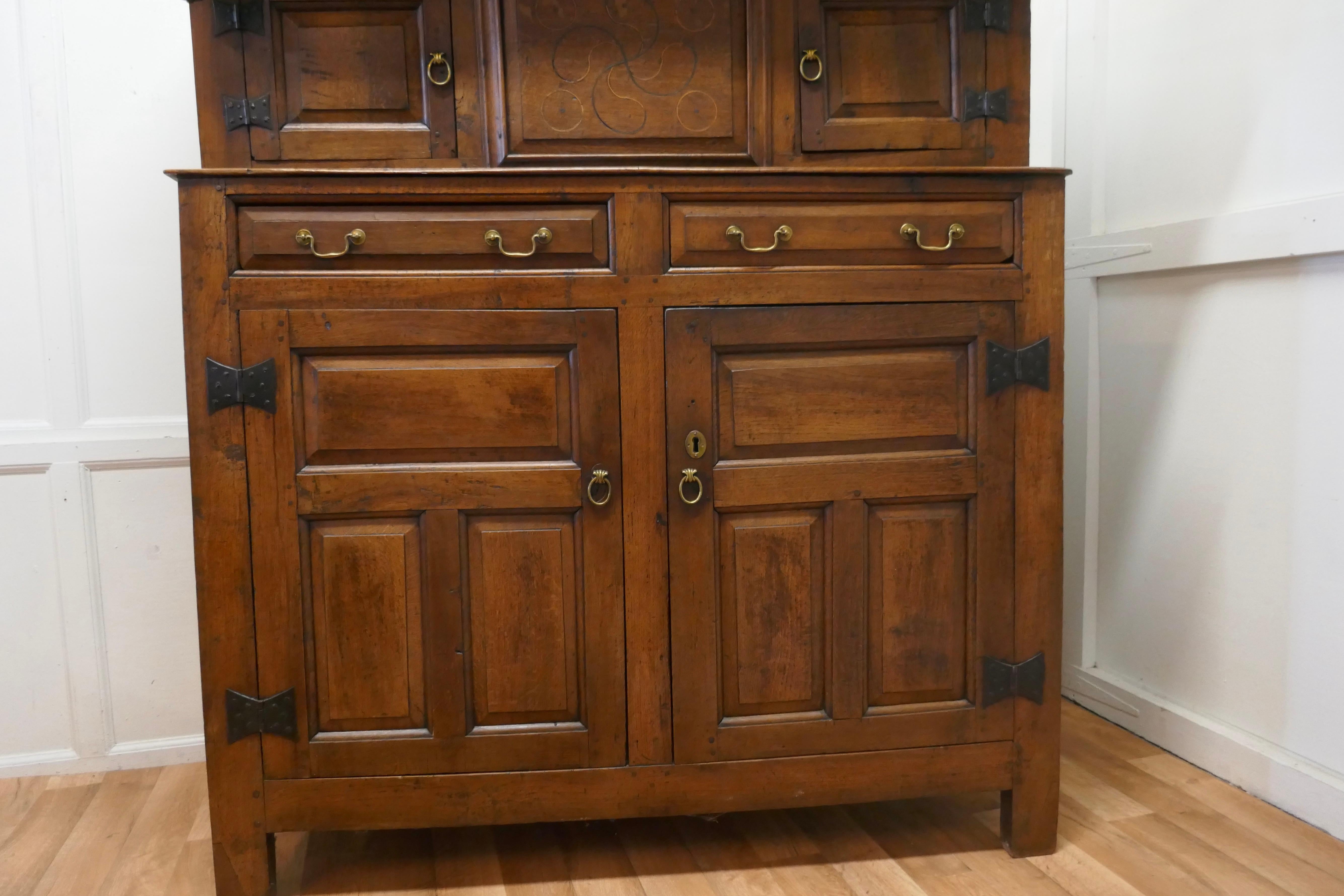 George II Armoire de cour celtique en chêne sculpté du 18ème siècle en vente