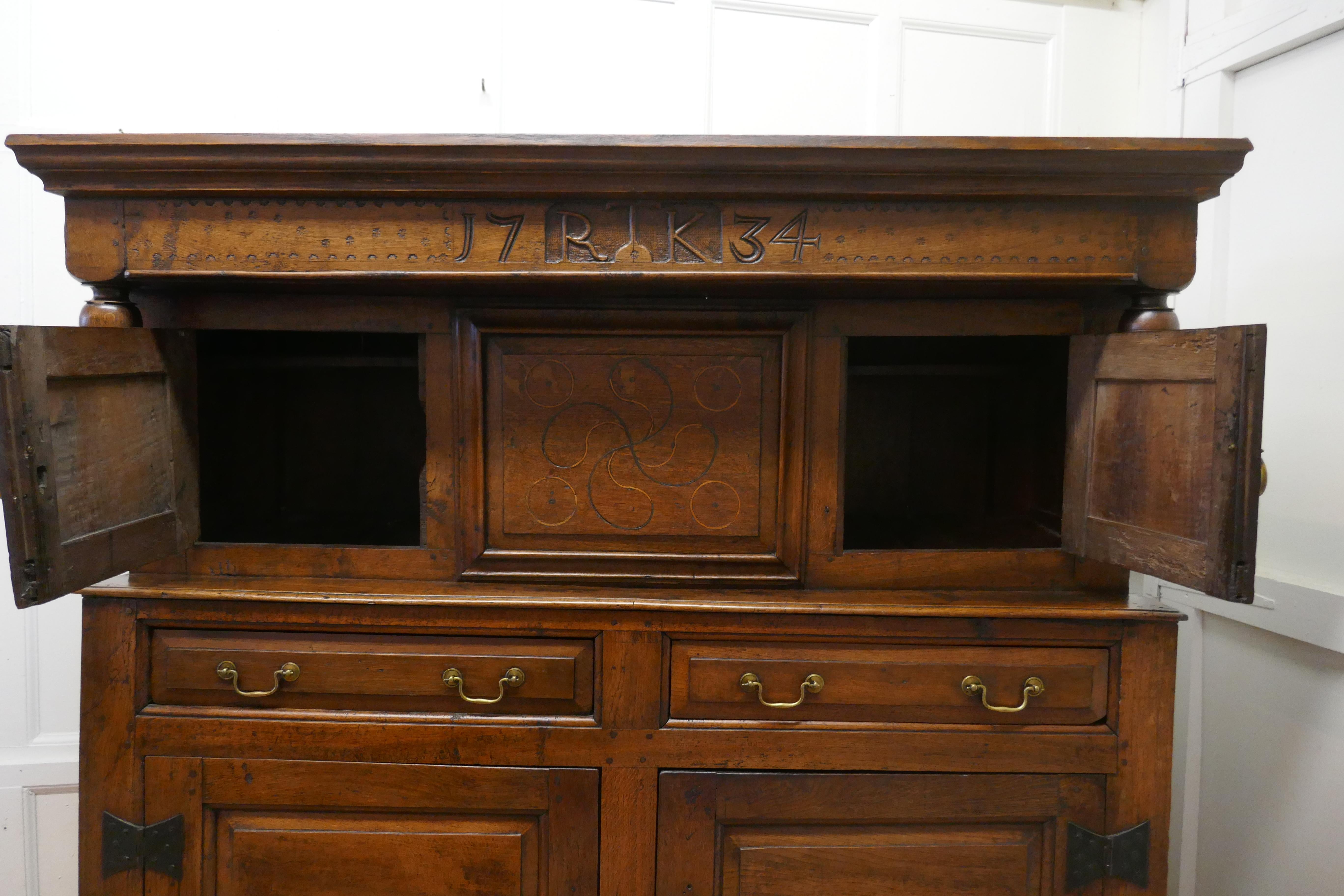 Armoire de cour celtique en chêne sculpté du 18ème siècle Bon état - En vente à Chillerton, Isle of Wight