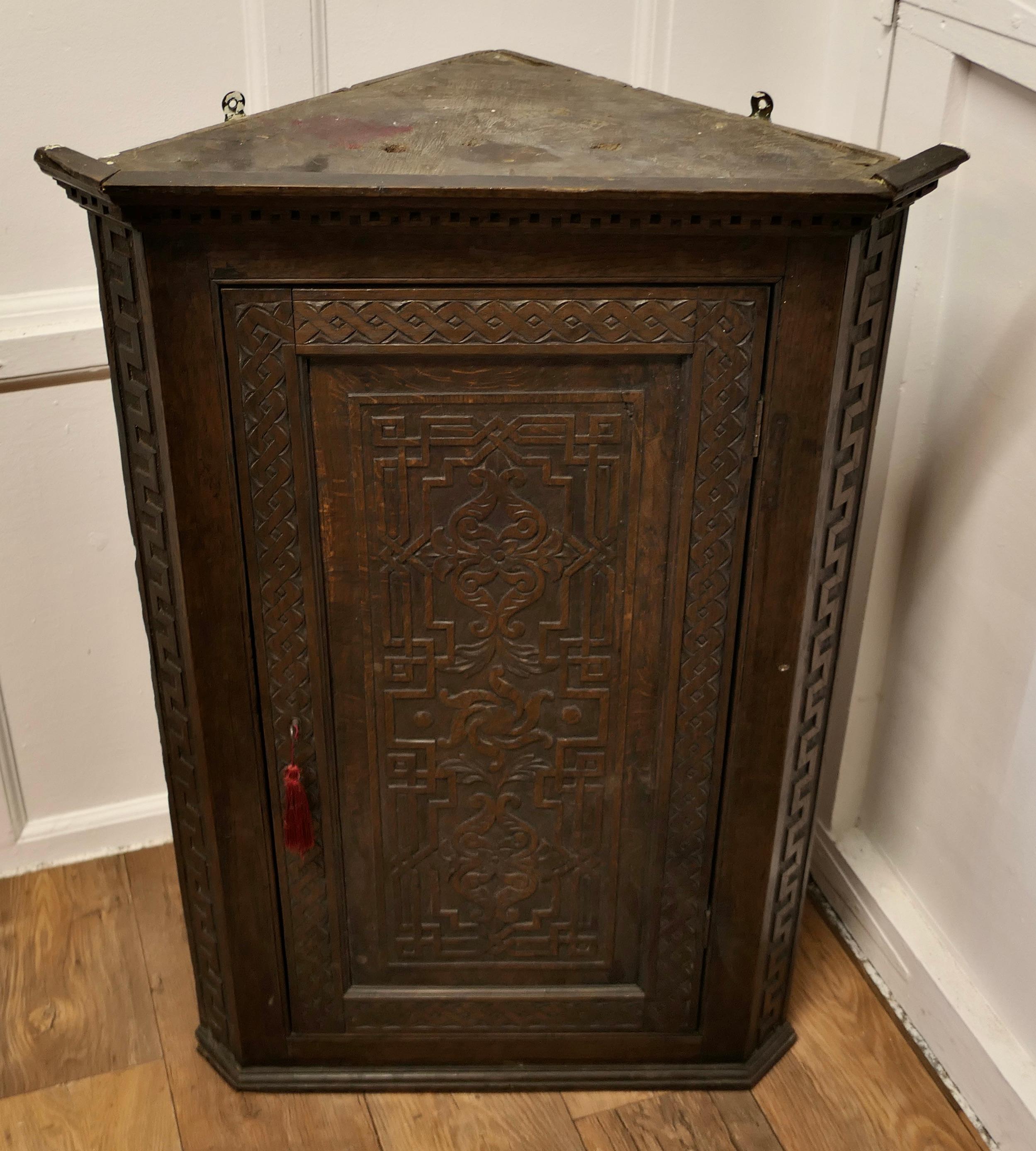 18th Century  Carved Oak Corner Cupboard

This is a good piece, a large 18th Century Carved Oak Corner Cupboard
The front of the cupboard has a geometrically carved panel enclosing 3 shaped corner shelves, the front sides and top cornice are in key