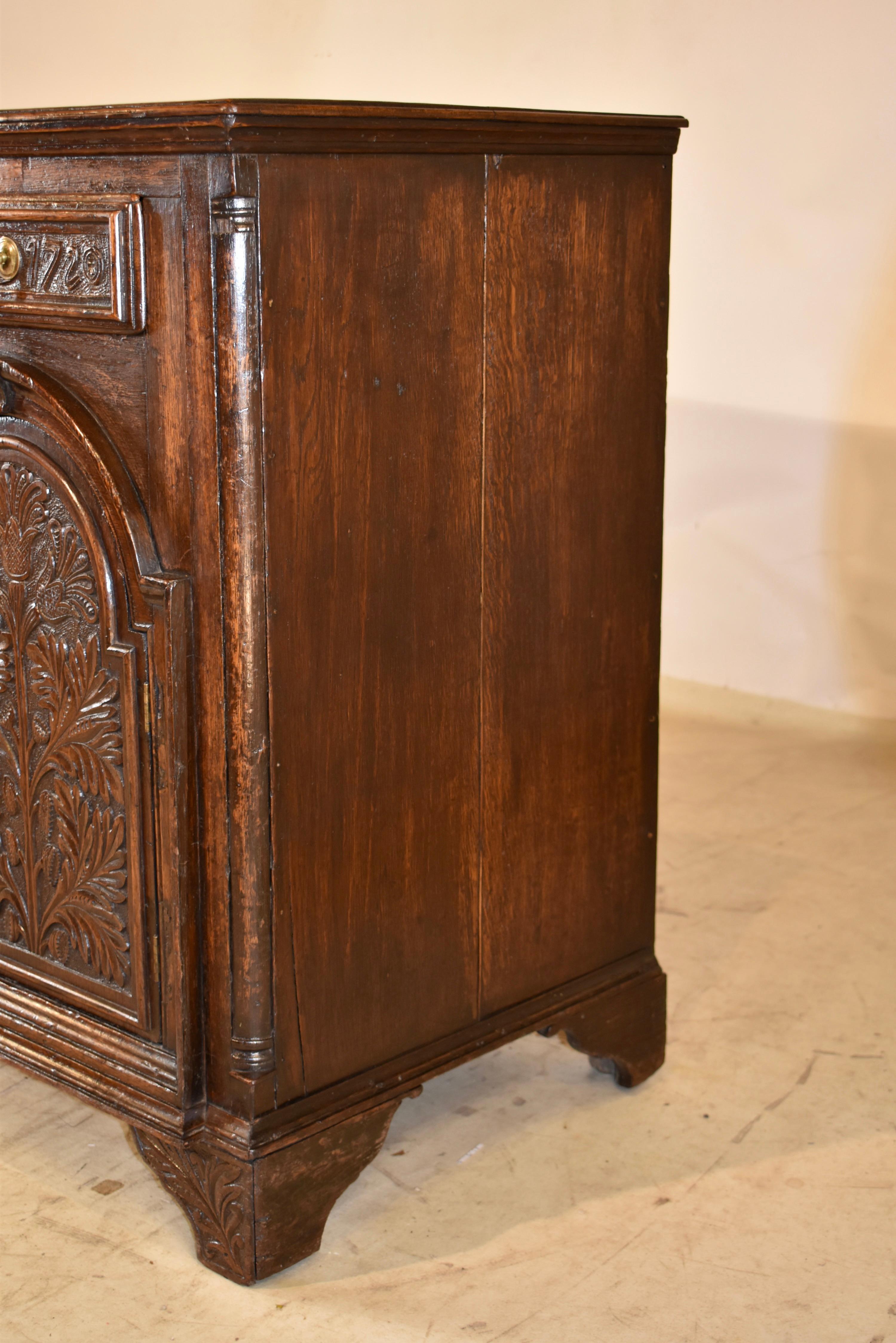 Base de cómoda de roble tallado del siglo XVIII, circa 1720 en venta 3