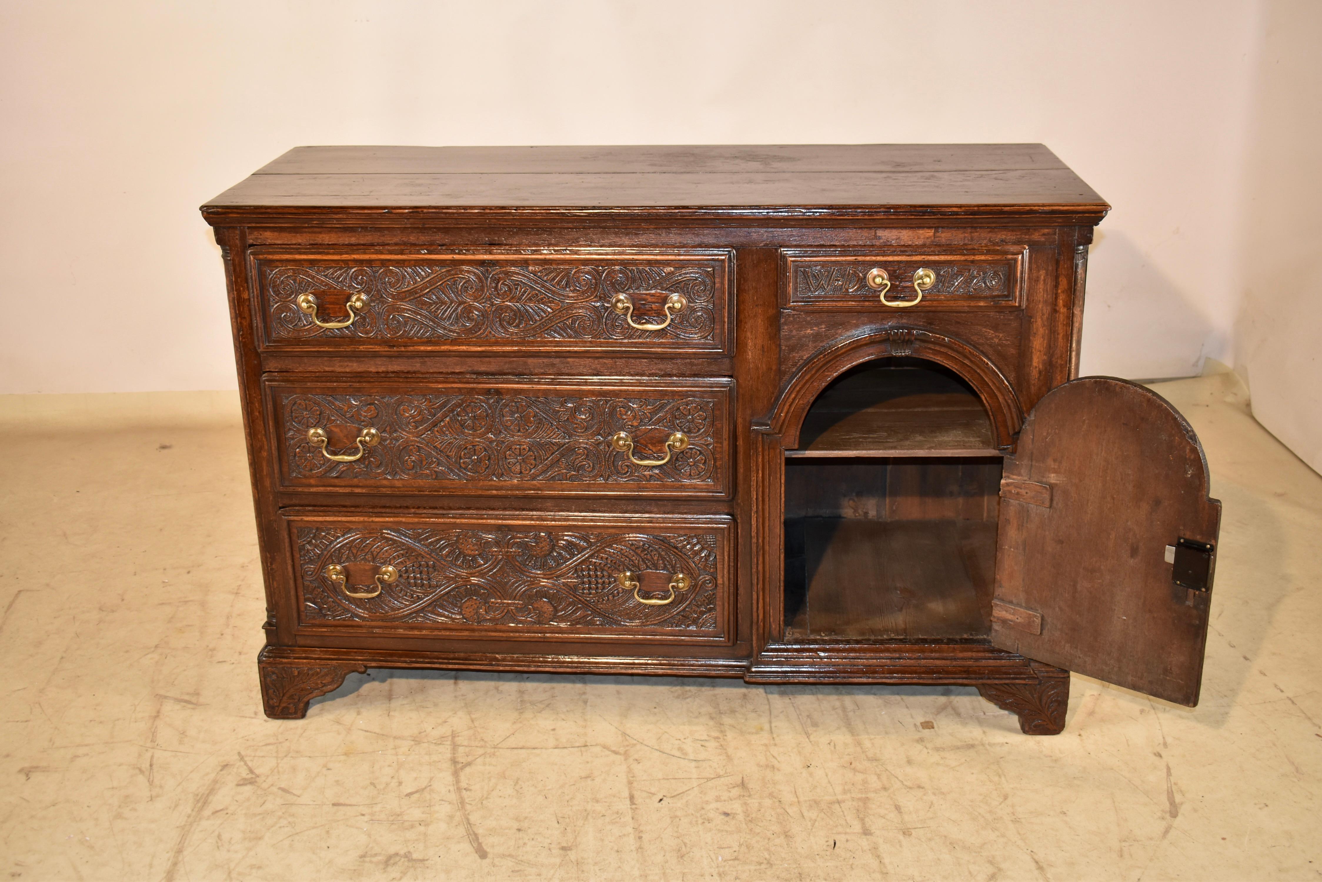 Base de cómoda de roble tallado del siglo XVIII, circa 1720 en venta 4