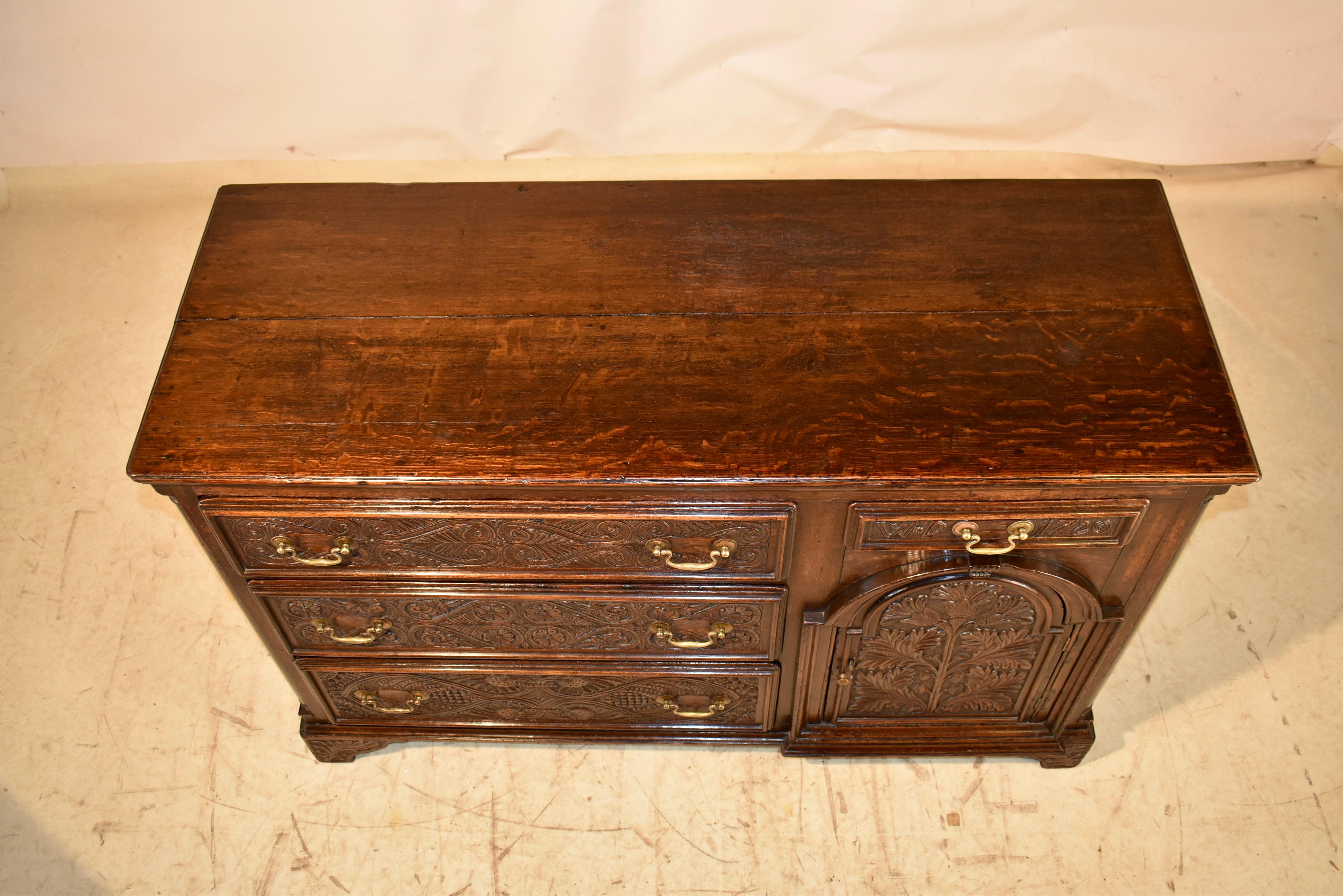 Base de cómoda de roble tallado del siglo XVIII, circa 1720 en venta 6
