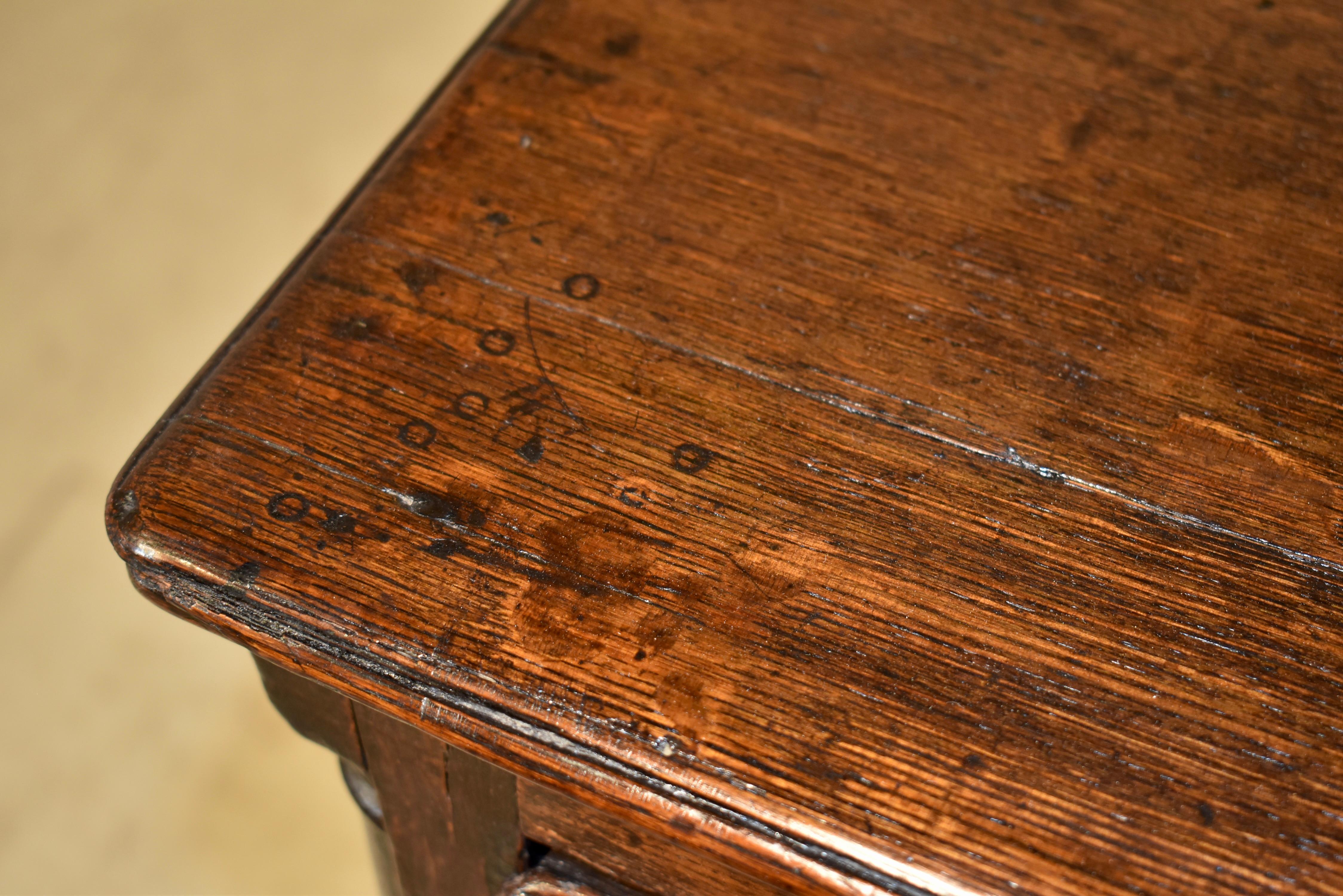 Base de cómoda de roble tallado del siglo XVIII, circa 1720 en venta 7