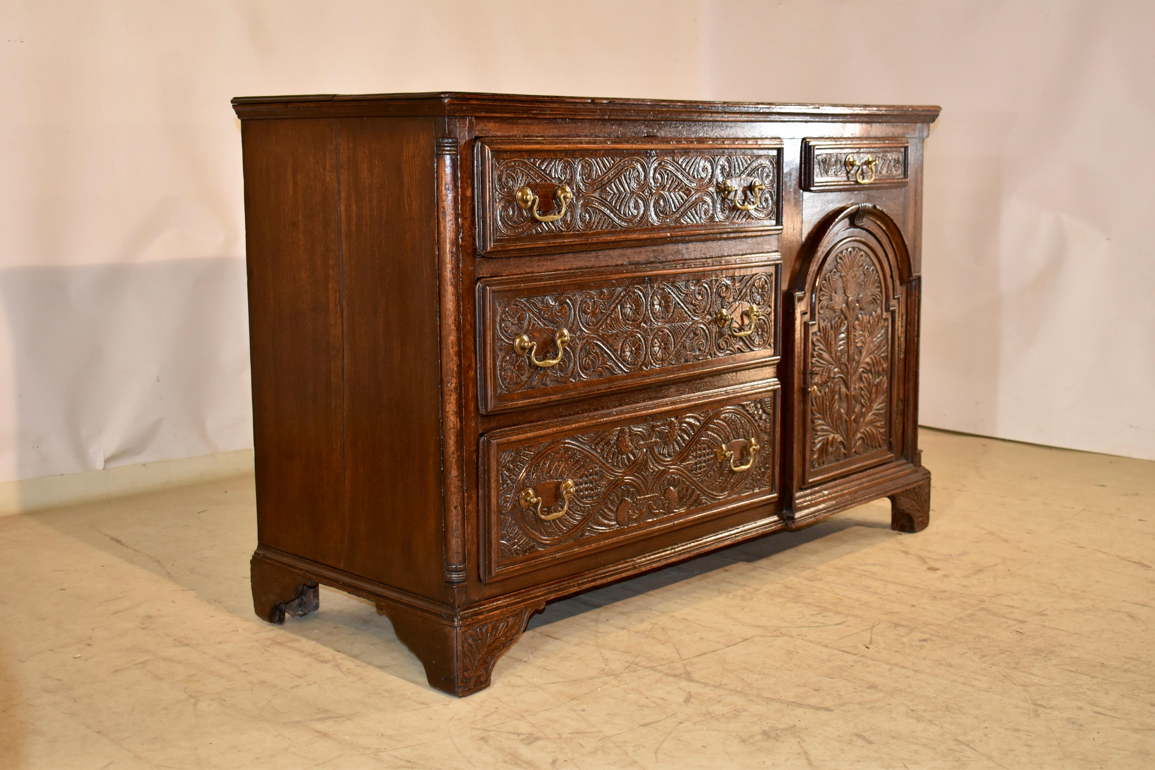 Base de cómoda de roble tallado del siglo XVIII, circa 1720 Tallado a mano en venta
