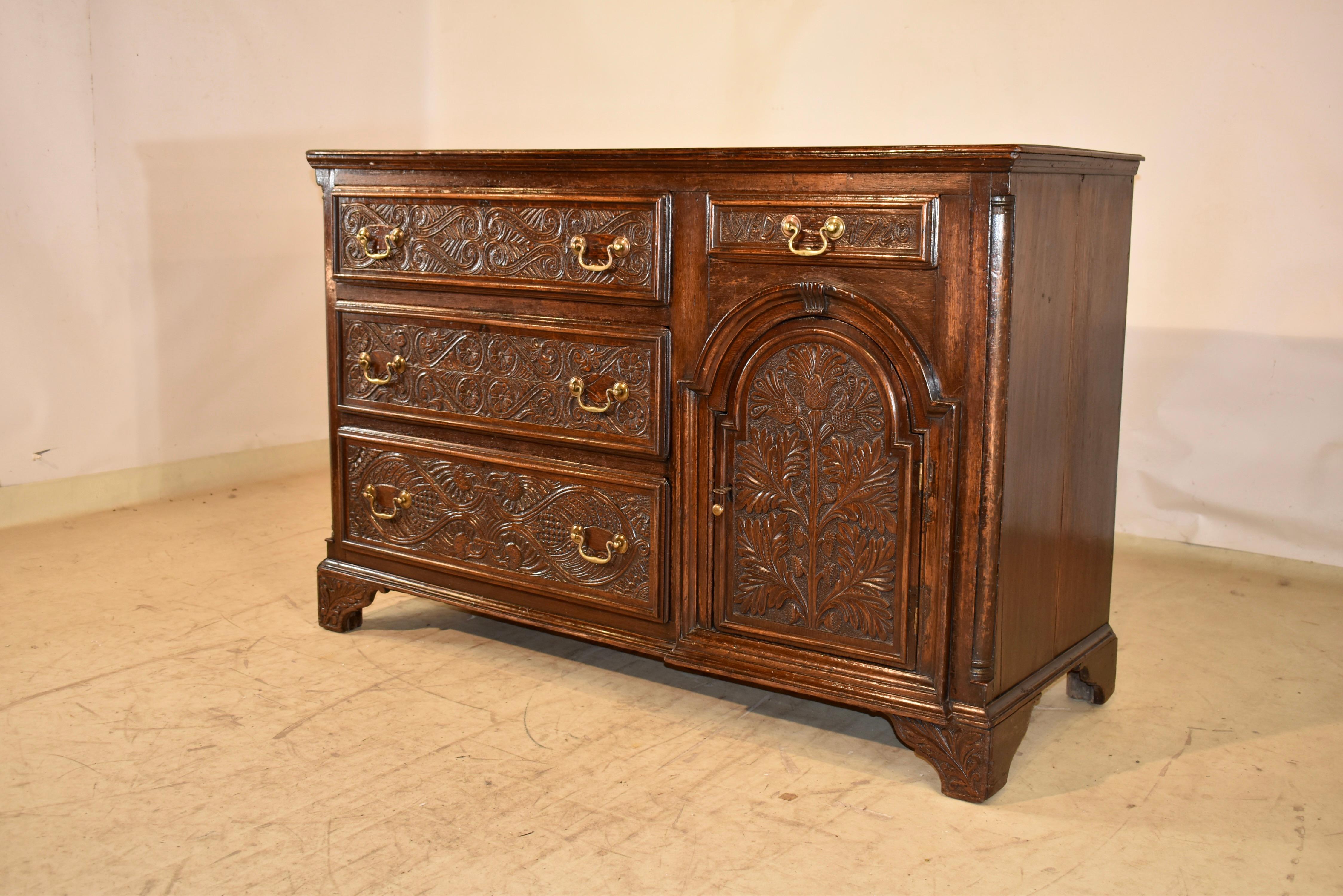 Base de cómoda de roble tallado del siglo XVIII, circa 1720 Latón en venta