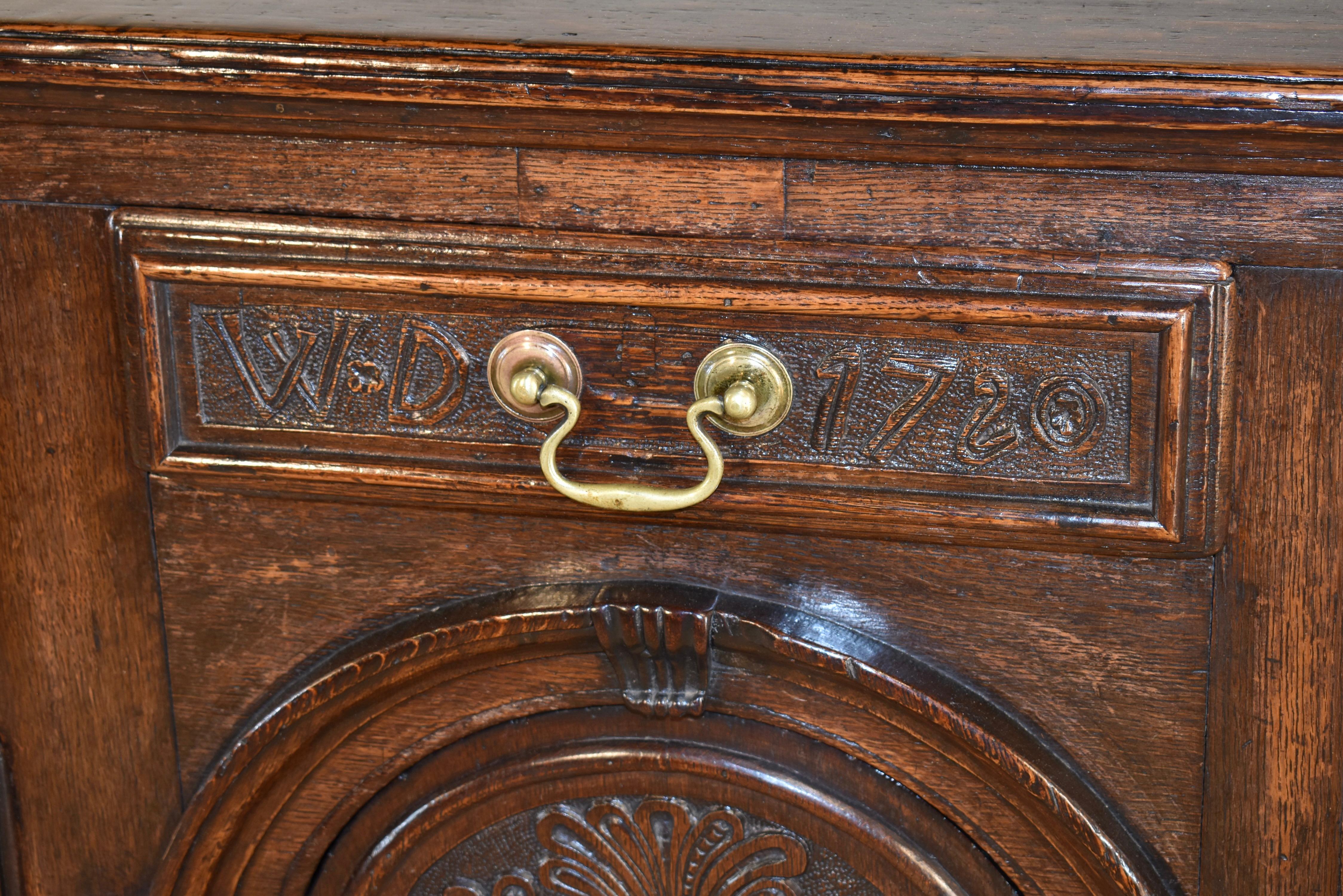 Base de cómoda de roble tallado del siglo XVIII, circa 1720 en venta 2