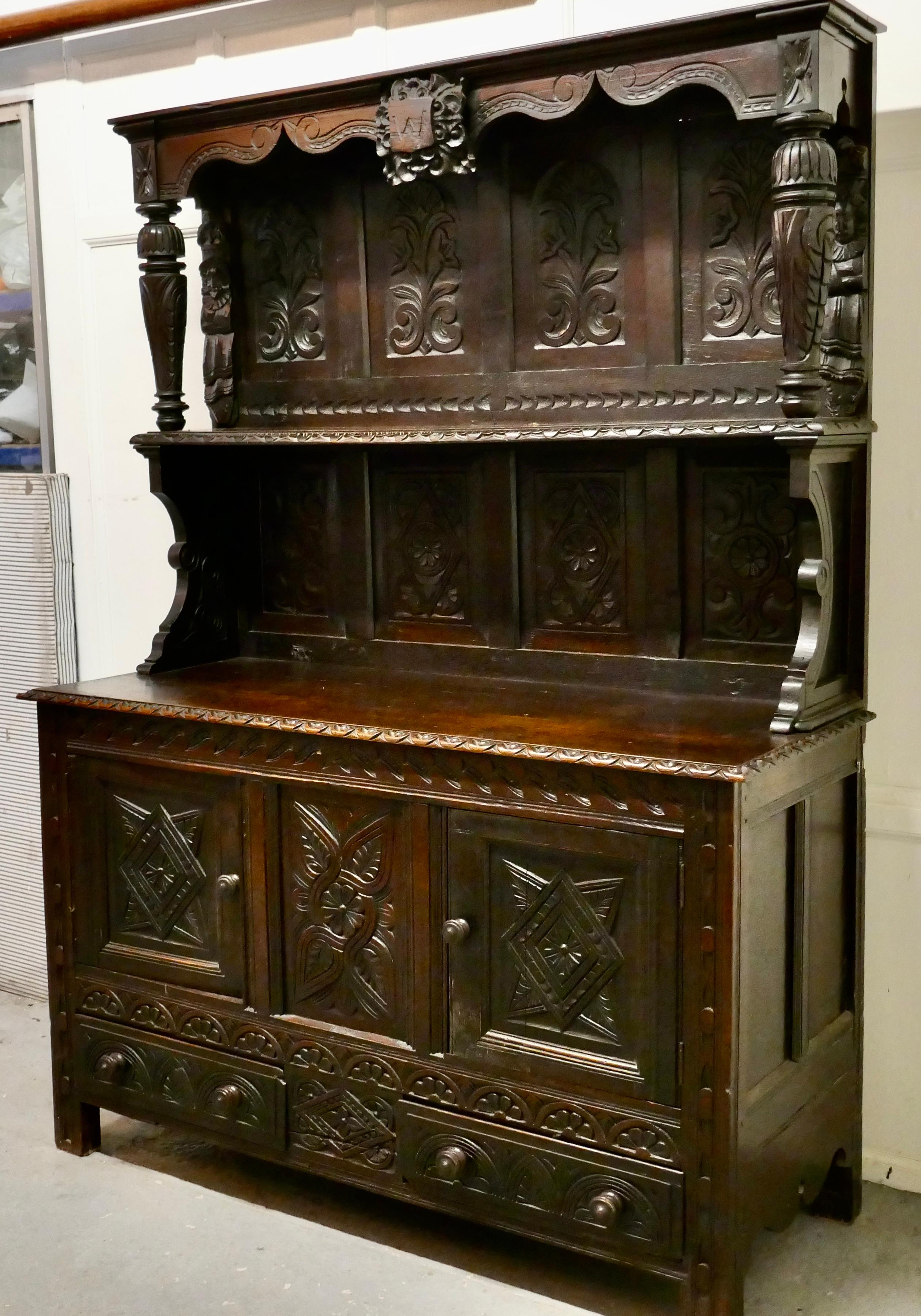 18th Century Carved Oak Dresser with Kings   This is a handsome piece   In Good Condition For Sale In Chillerton, Isle of Wight
